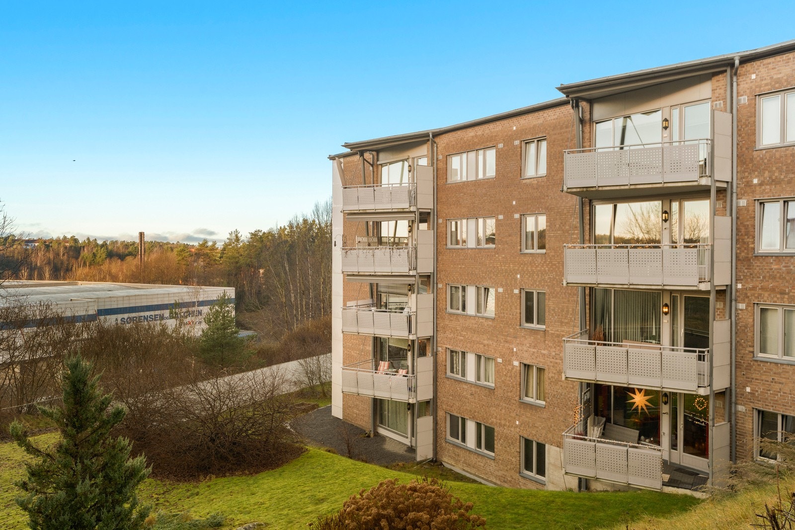 Området ellers har et godt utvalg av fasiliteter og servicetilbud. For de aktivitetslystne er det også kort vei til flotte turområder ved Søndre Aas Gård og langs Hvervenbukta med en meget populær badeplass med sandstrender, svaberg og parkområder. Galleribilde