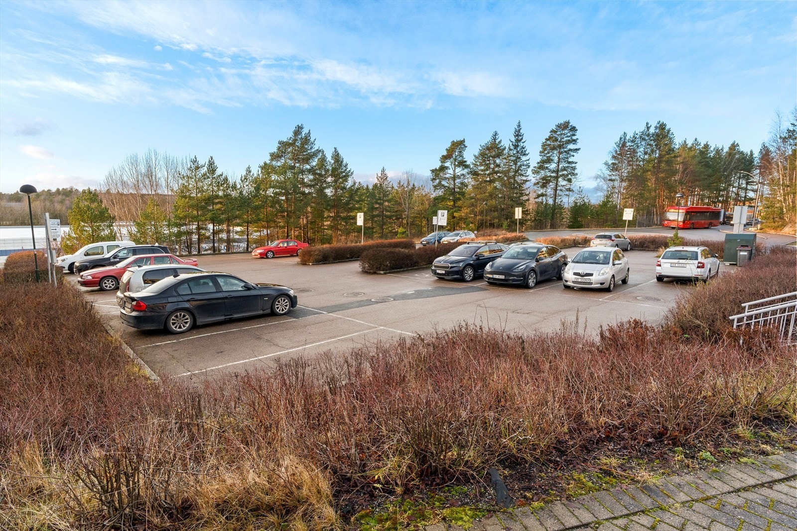 Området byr på meget gode tilbud innenfor pendling og offentlig kommunikasjon med bussholdeplass 100 m. fra inngangsdøren. Det er også gode parkeringsmuligheter for dine gjester rett utenfor døren. Galleribilde