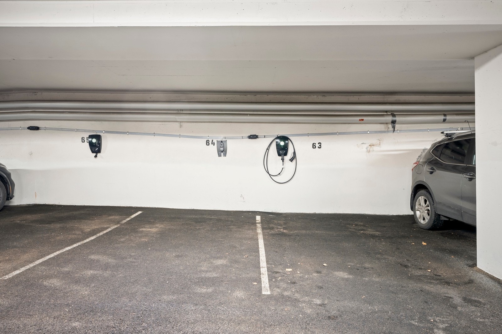 To parkeringsplasser medfølger leiligheten. Det medfølger også en innvendig bod, og en bod i felles kjeller. Galleribilde