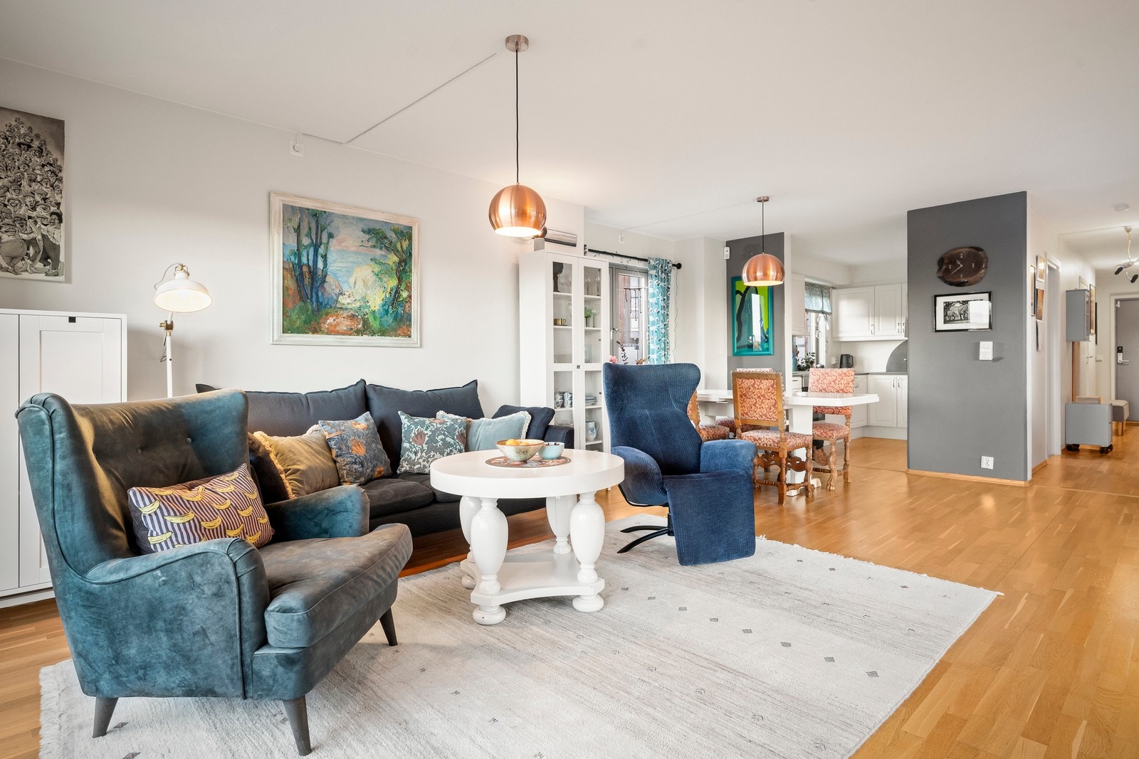 Velkommen inn til en flott 4-roms leilighet med en innholdsrik planløsning med 3 soverom, bad, toalettrom, bod, stue og kjøkken. Galleribilde