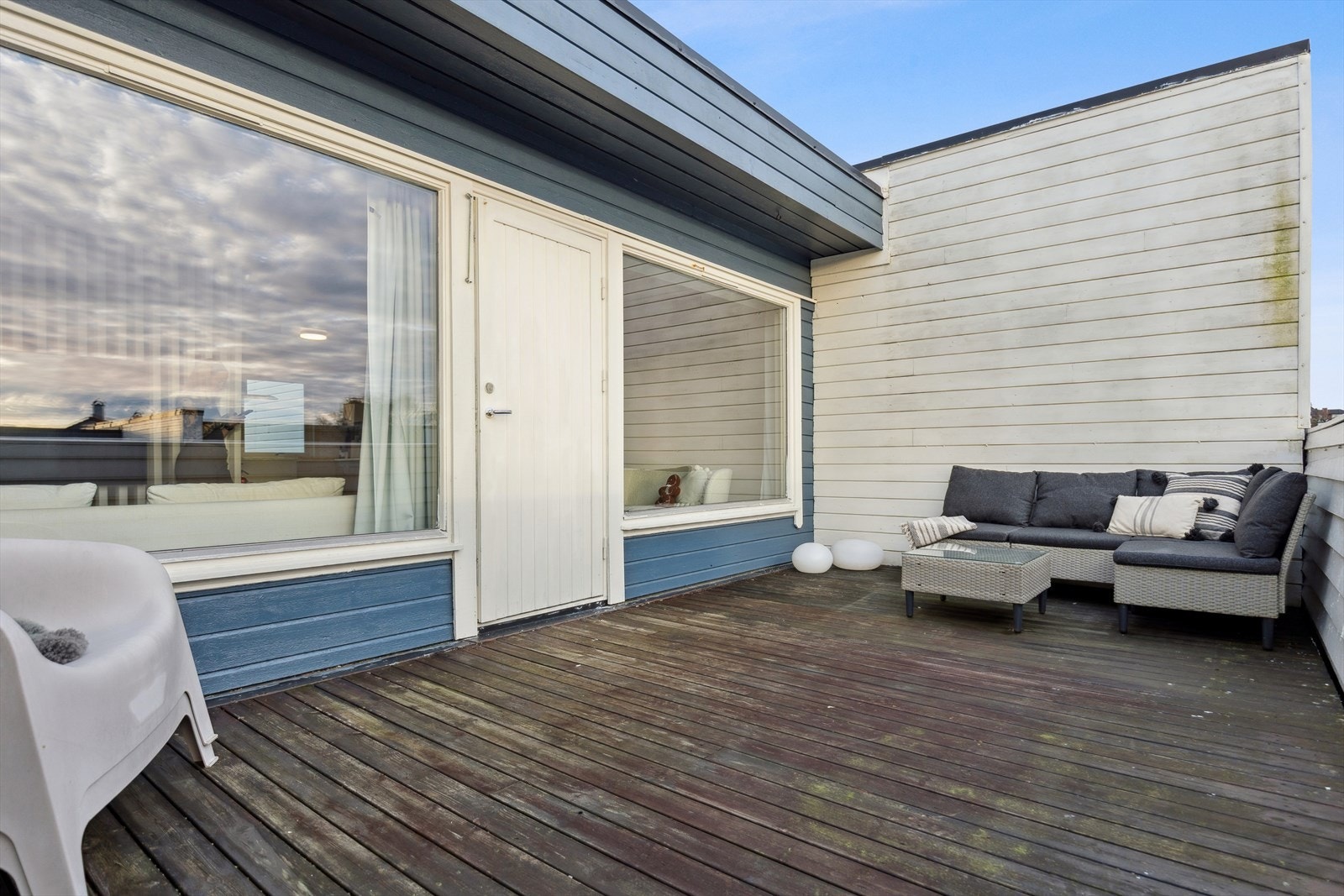 Stor og solrik balkong med god plass til utemøbler - perfekt for avslapning og hyggelige stunder utendørs. Galleribilde