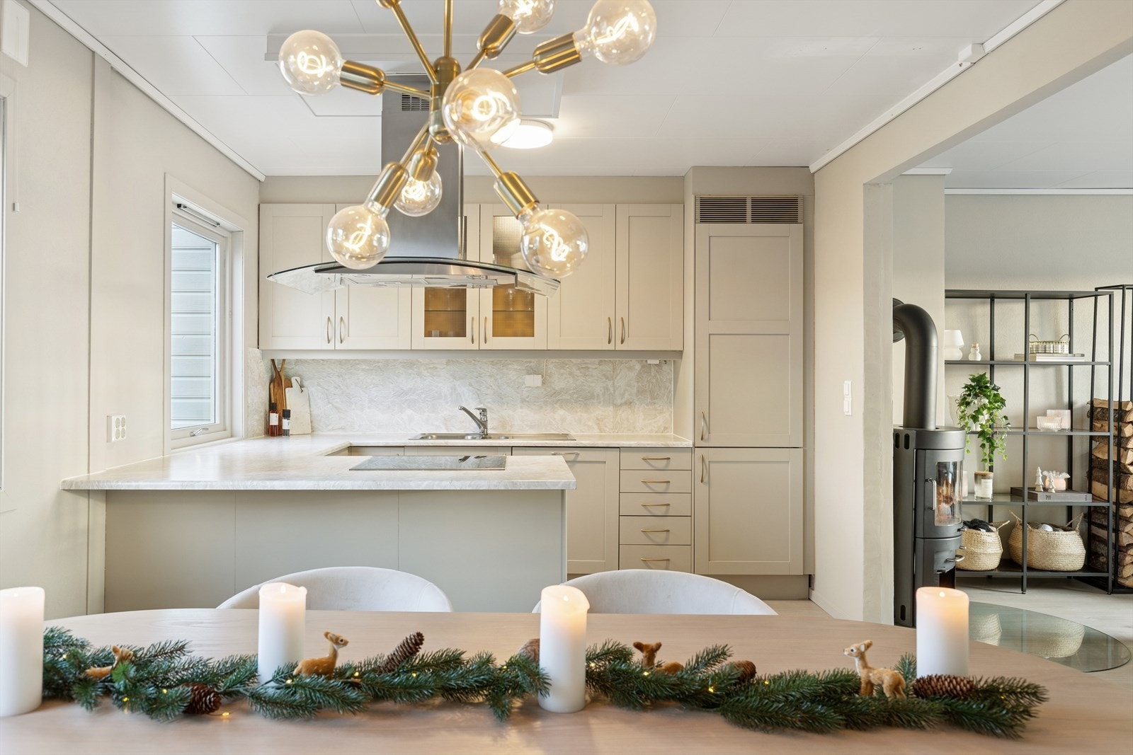 Praktisk løsning med delvis åpen forbindelse mellom kjøkken og stue - gir både romfølelse og sonedeling. Galleribilde