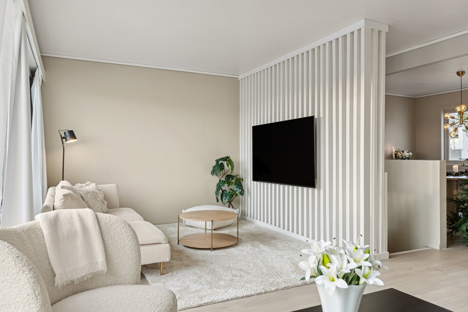 Lun og stilren TV-krok med moderne veggløsning og god plass til avslapning. Galleribilde