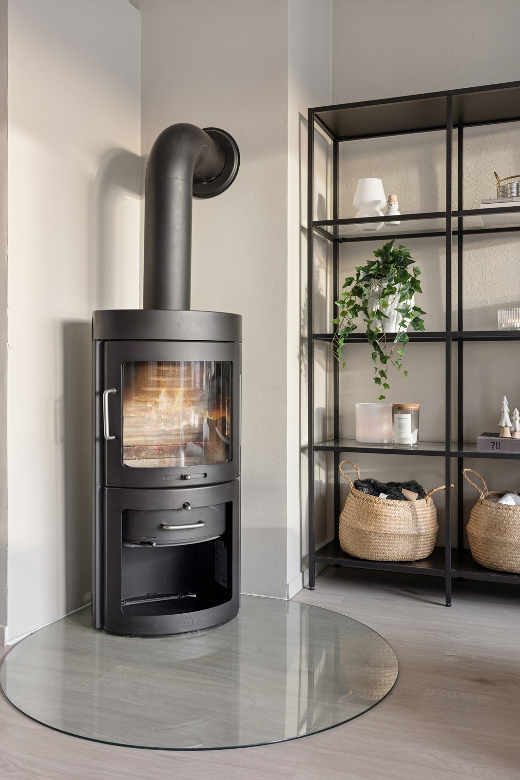 Vedfyrt ovn som varmer godt året rundt. Galleribilde