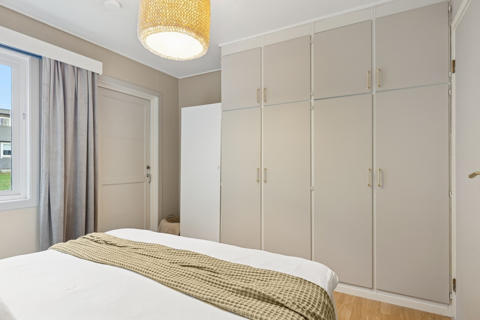 Hovedsoverom med praktisk plassbygd skap som gir rikelig med oppbevaringsplass og et ryddig uttrykk. Galleribilde