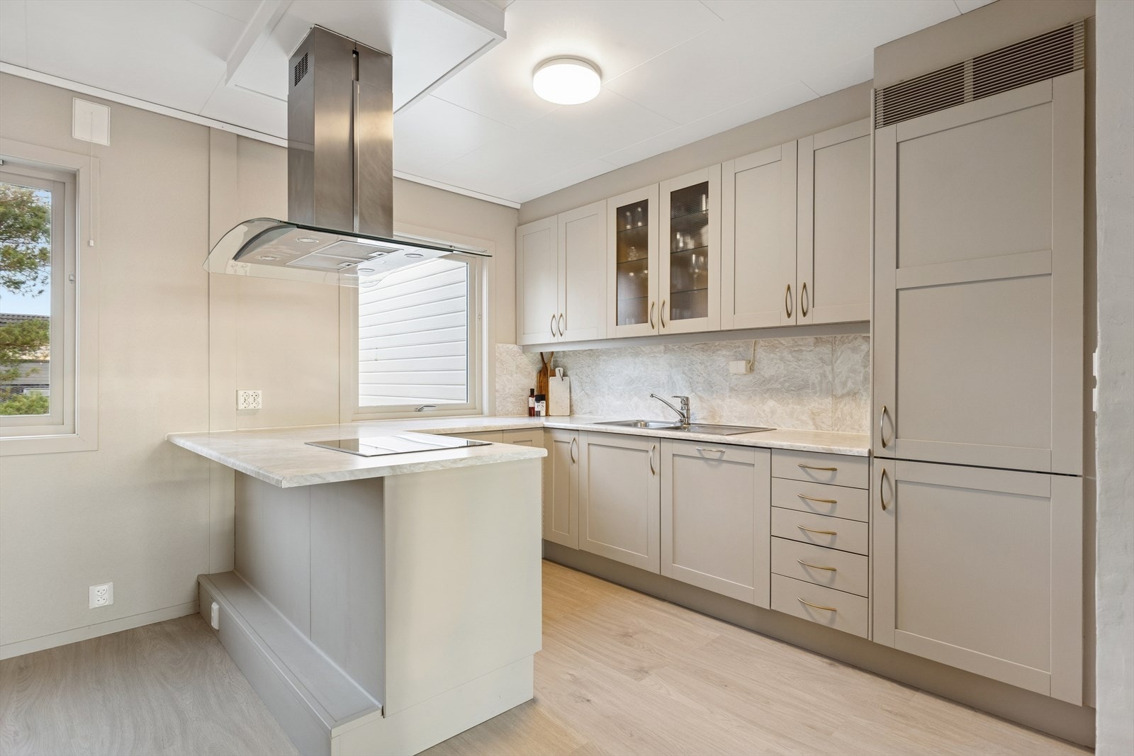 Kjøkken med profilerte fronter i flotte, tidsriktige farger. God skapplass. Galleribilde