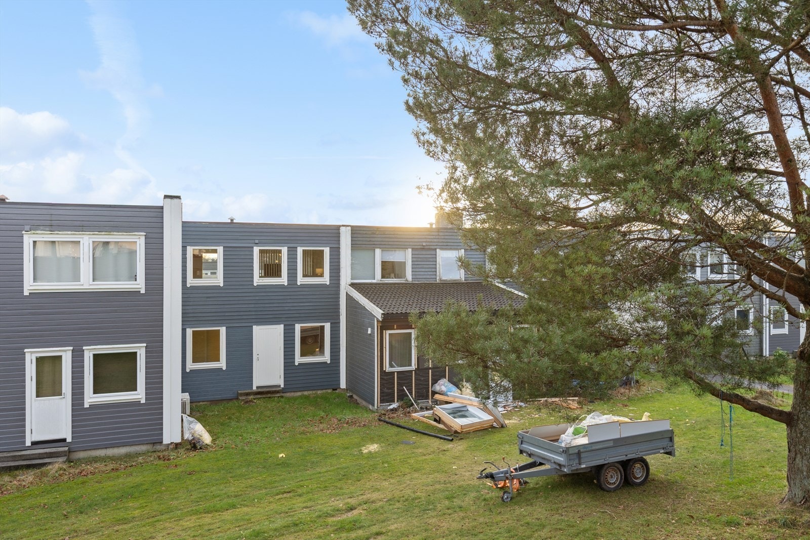 Eiendommen ligger fint til i rolig område i søre bydel, har god, solrik beliggenhet i etablert boligområde. Galleribilde