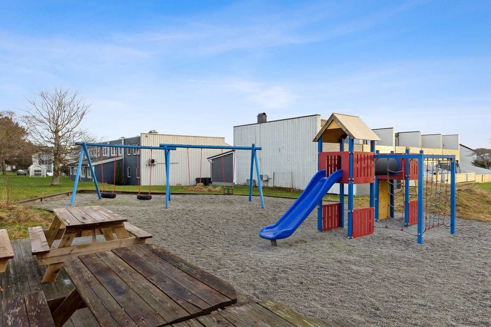 Flott lekeplass med husker, sklie og klatrestativ - perfekt for lek og moro for barna. Galleribilde