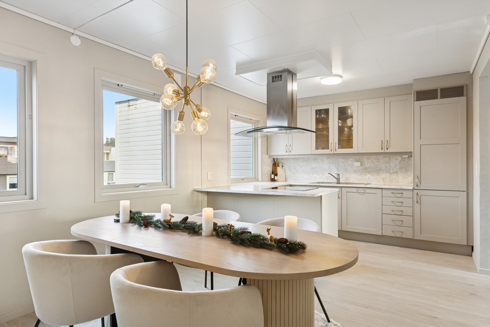 God plass til spisegruppe i tilknytning til kjøkkenet, perfekt for sosiale sammenkomster Galleribilde