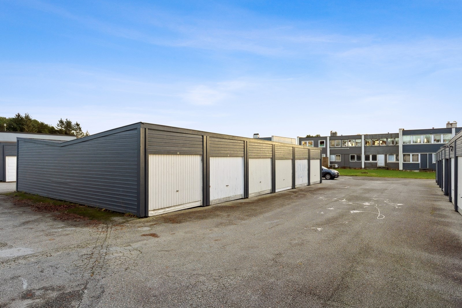 Garasje i felles garasjerekke Galleribilde