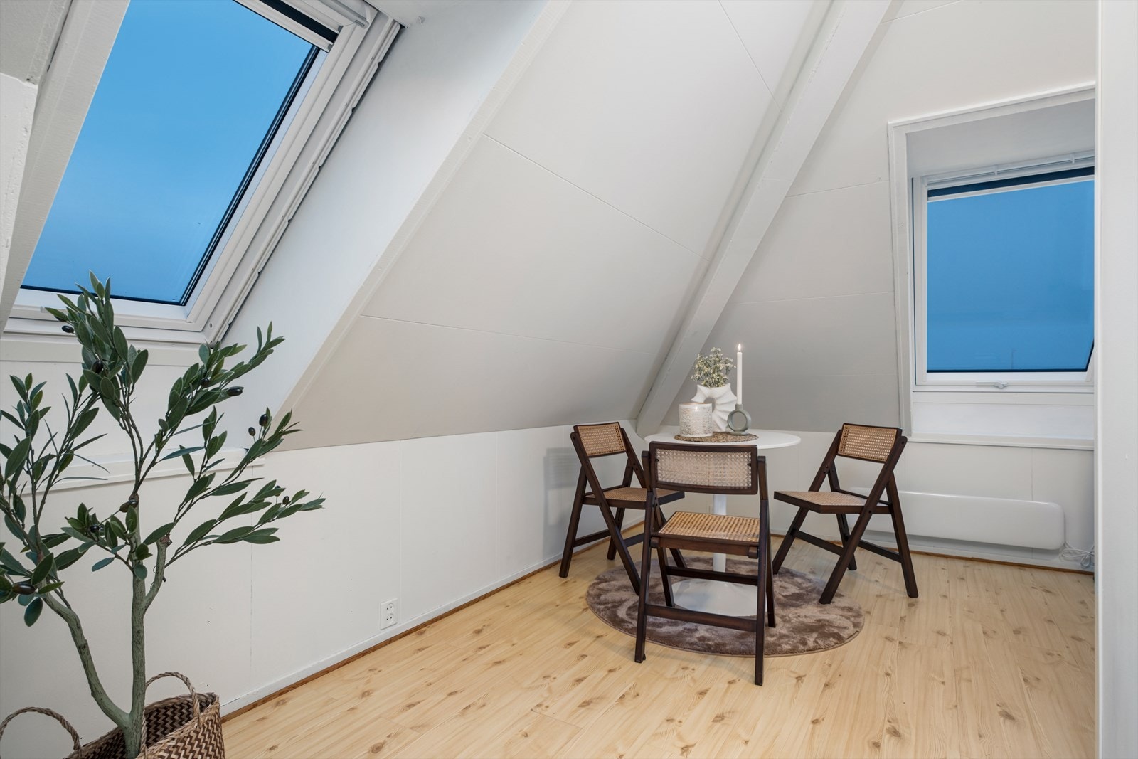 Spiseområdet ligger praktisk til mellom stue og kjøkken, med lys som kommer inn fra vinduene. Galleribilde