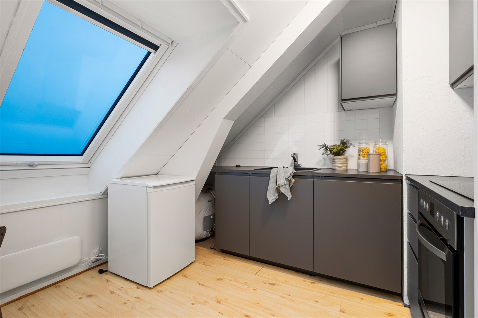 Kjøkken med takvindu og stilrene detaljer - perfekt for en funksjonell hverdag. Galleribilde