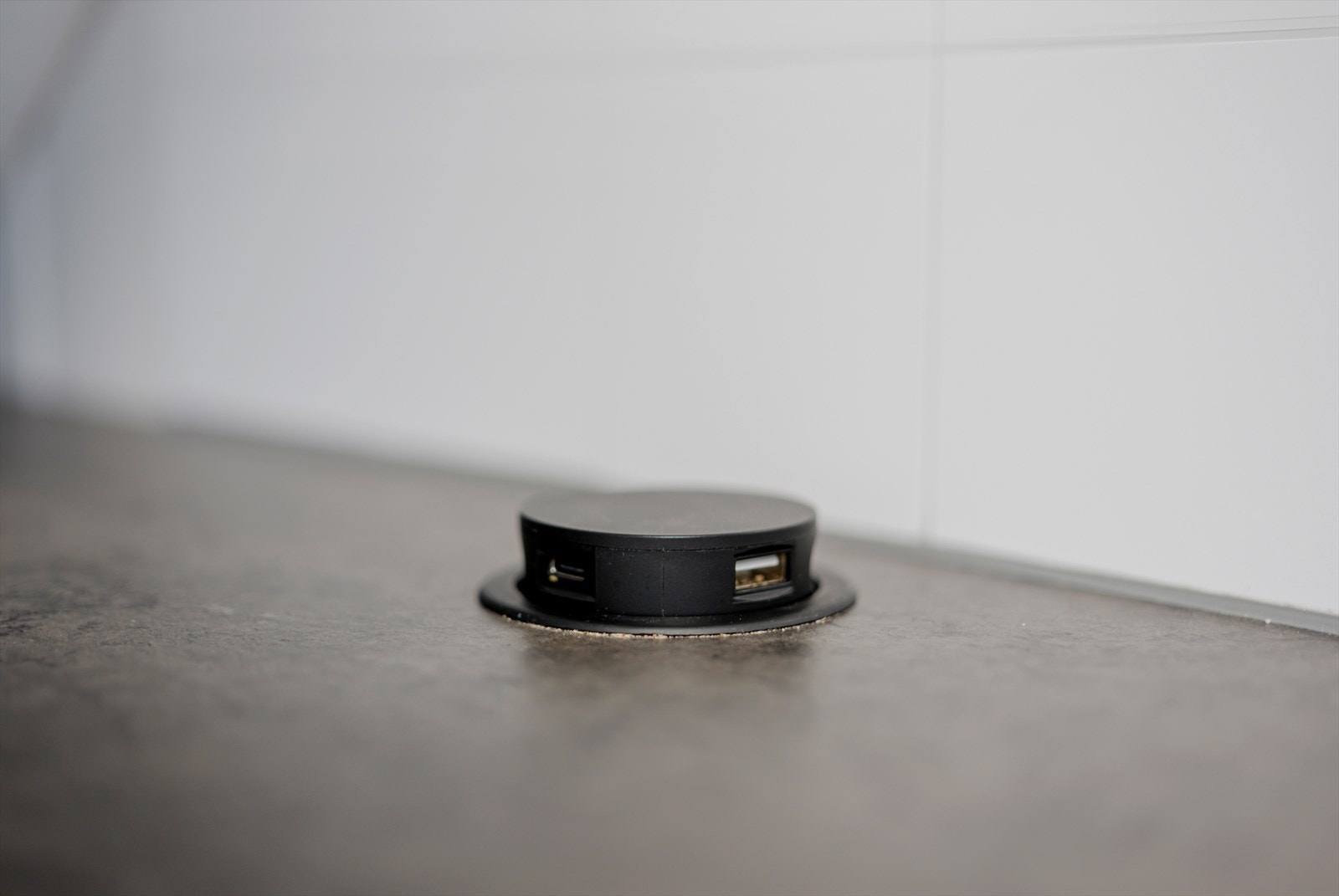 Moderne løsning med USB-porter integrert i benkeplaten for enkel tilgang. Galleribilde