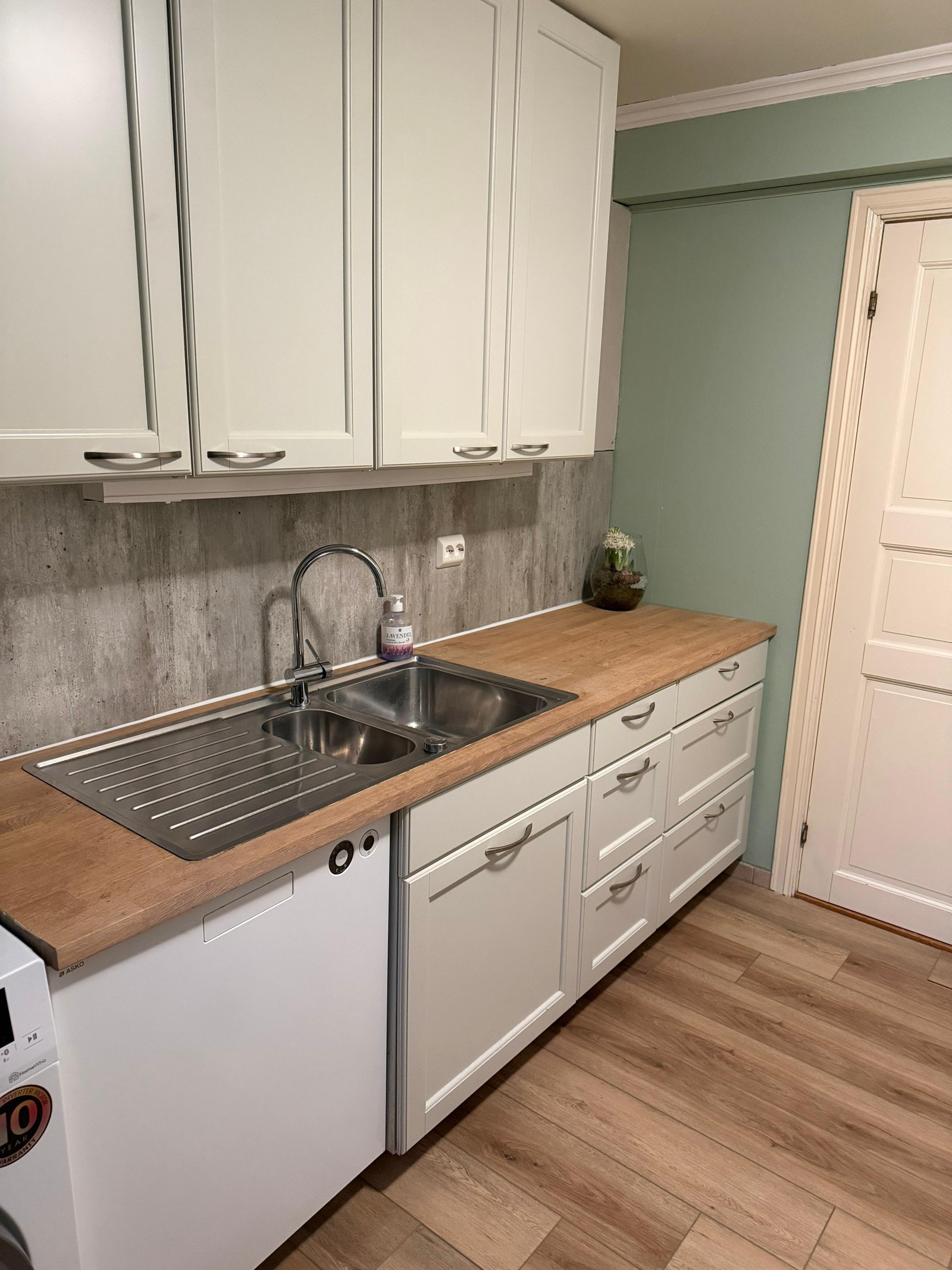 Kjøkken med oppvaskmaskin, komfyr og vaskemaskin Galleribilde