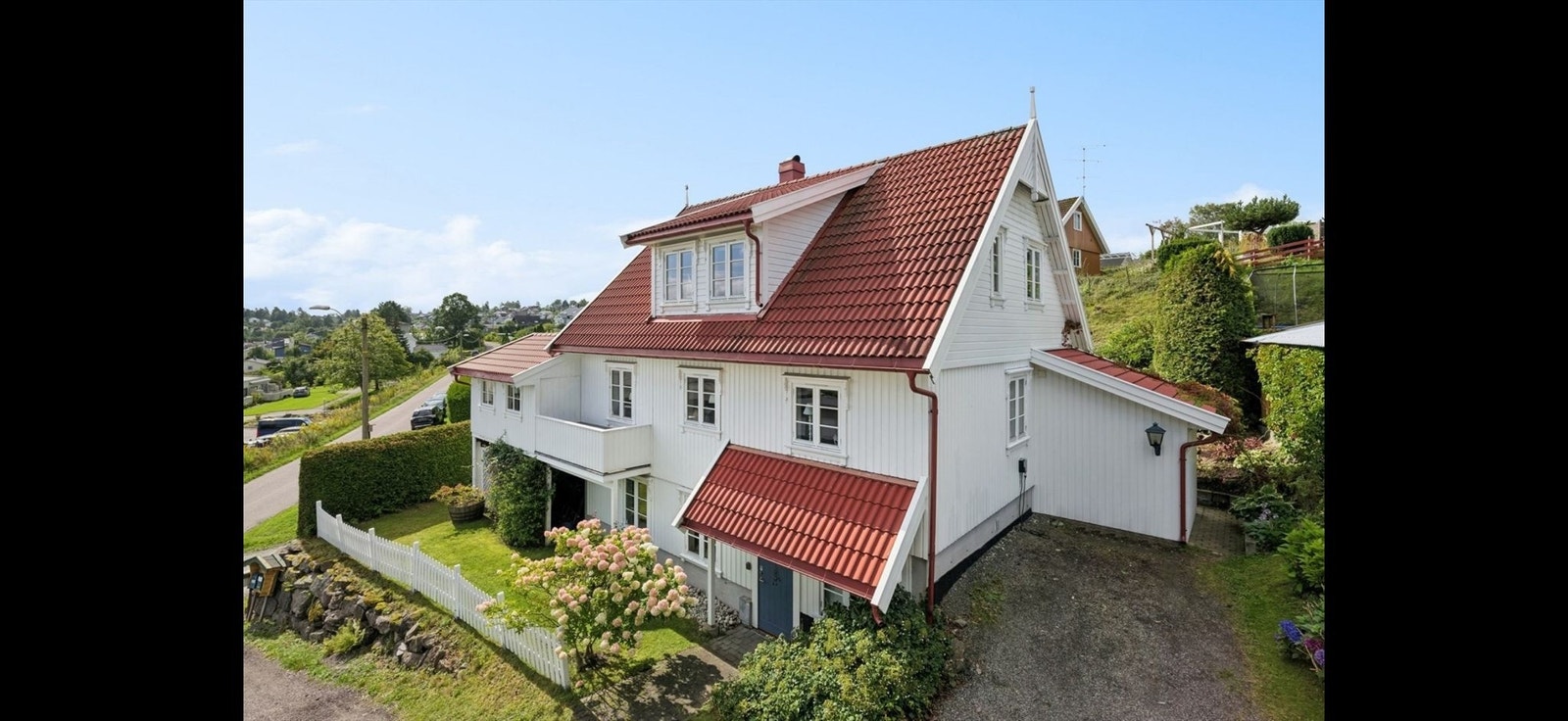 Front og biloppstillingsplass Galleribilde