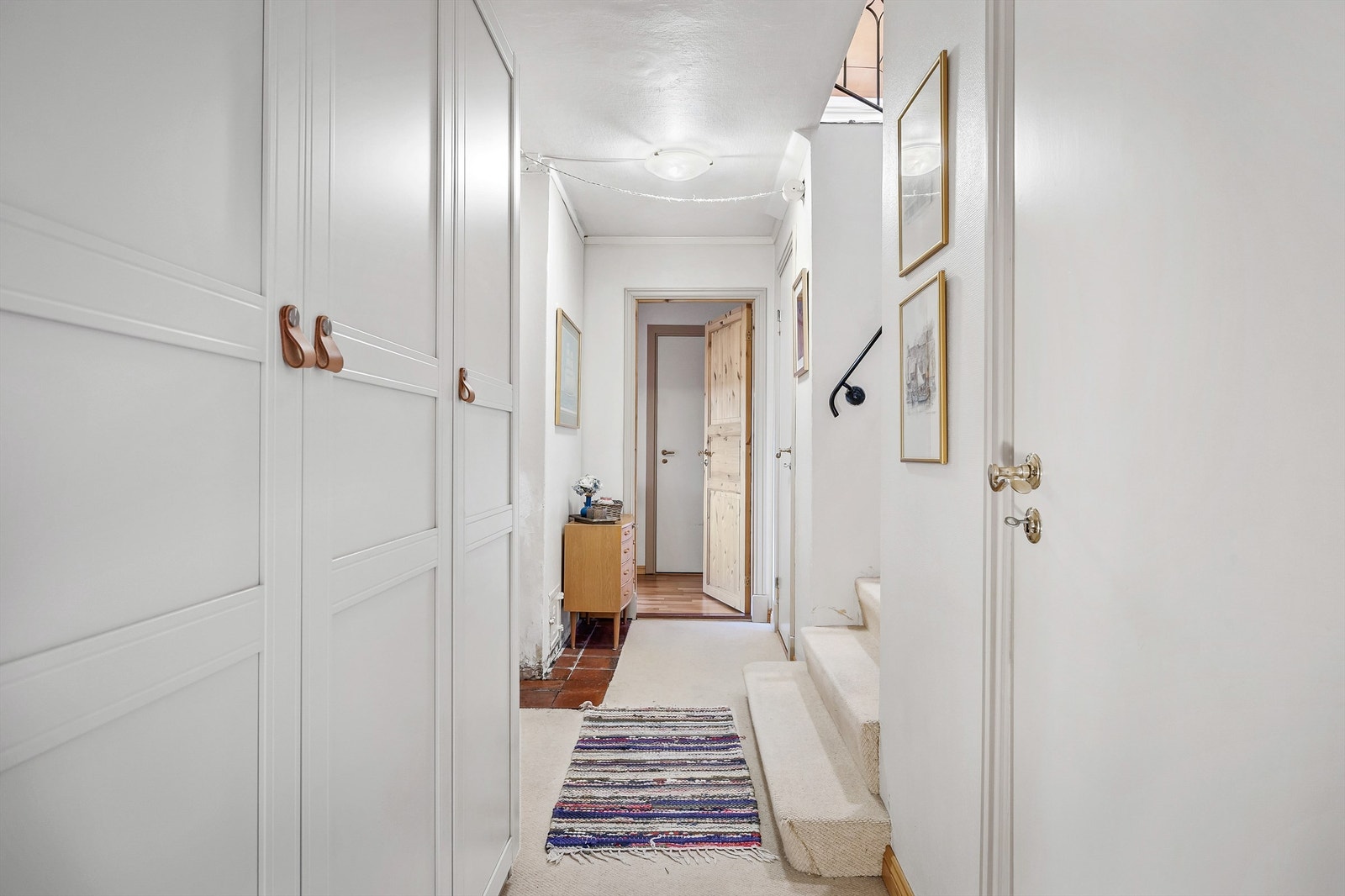 Gang med garderobeløsning Galleribilde