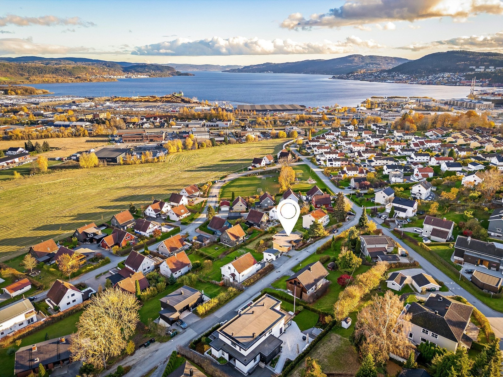 Kort vei til matbutikker og flere servicetilbud på Brakerøya, Lierstranda samt Lierbyen Galleribilde