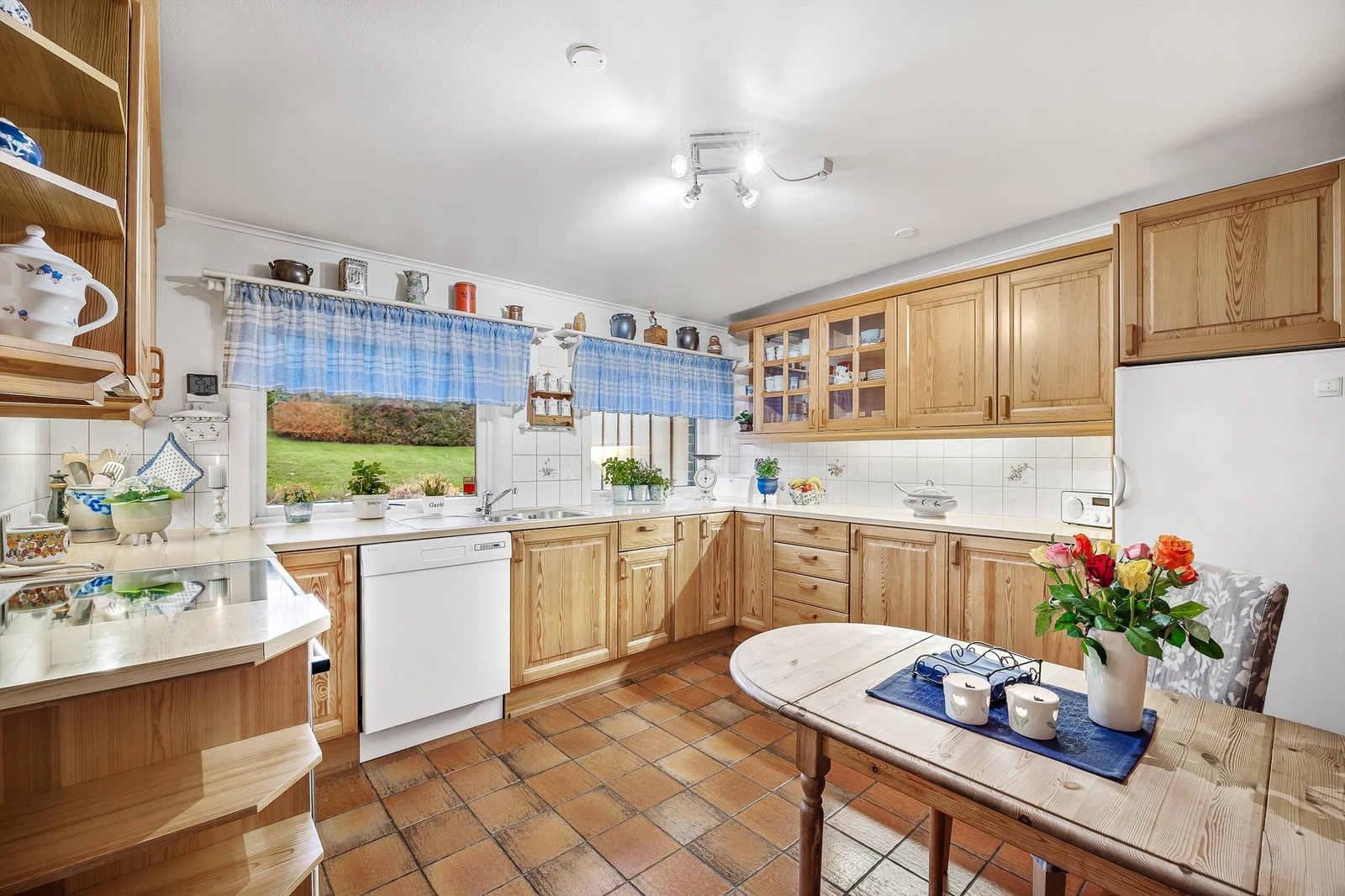 Over- og underskap samt vitrineskap Galleribilde