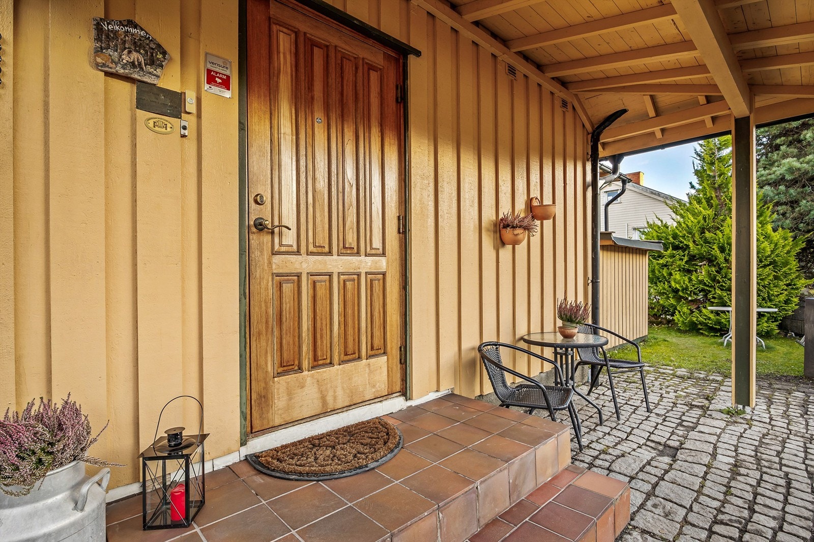 Fra garasjen/gårdsplassen er det adkomst til boligens overbygde inngangsparti i 1. etasje Galleribilde