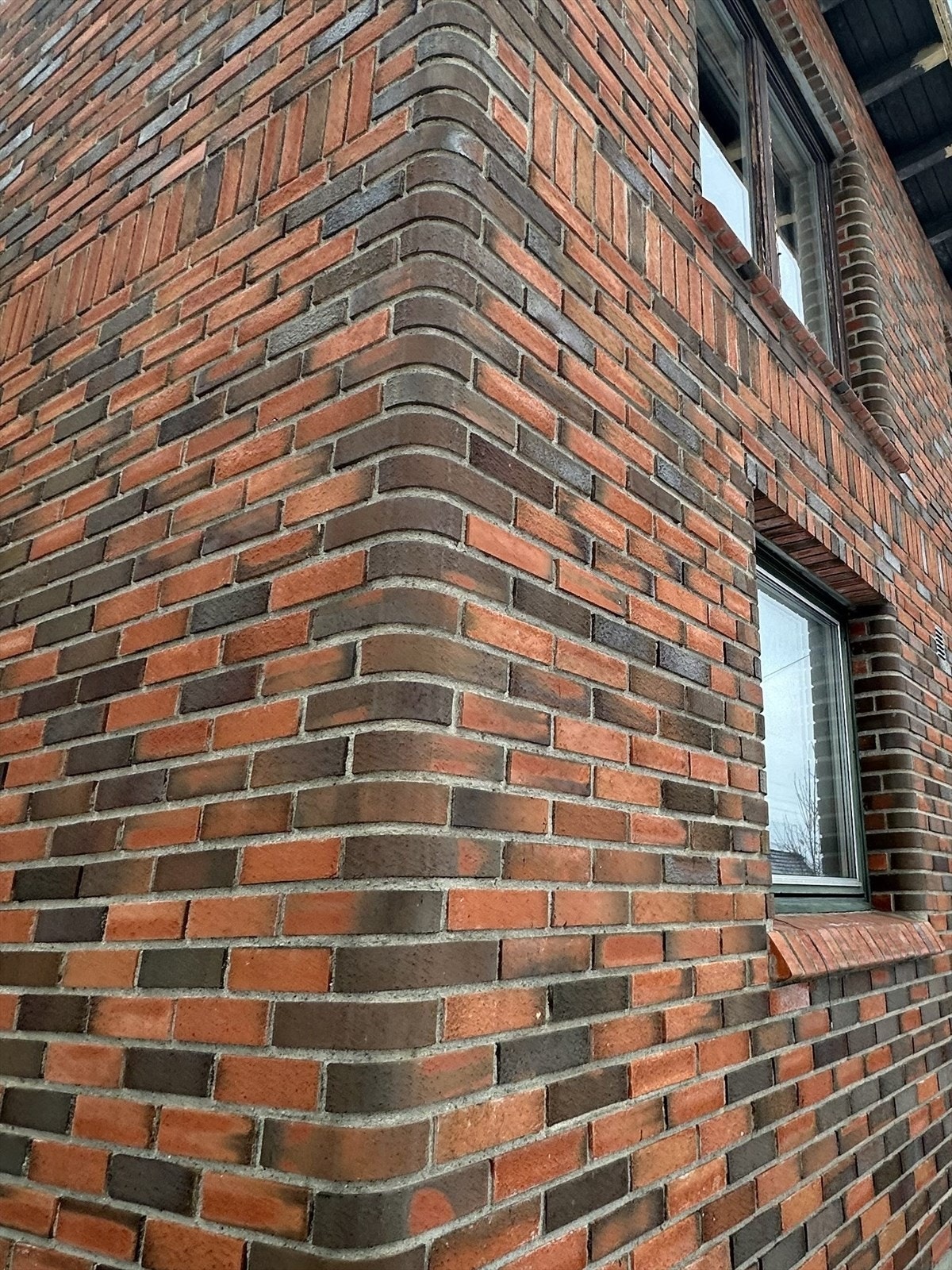 Detaljbilde - Avrundede mursteinshjørner er en sjeldenhet. Bygget av murstein til overs fra byggingen av Oslo Spektrum i sin tid, i følge selger. Galleribilde