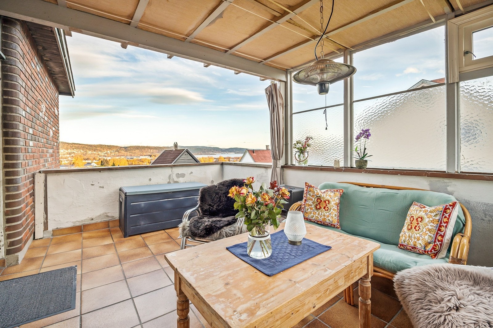 Solrik sydvendt terrasse på ca. 12 kvm med flislagt dekke Galleribilde