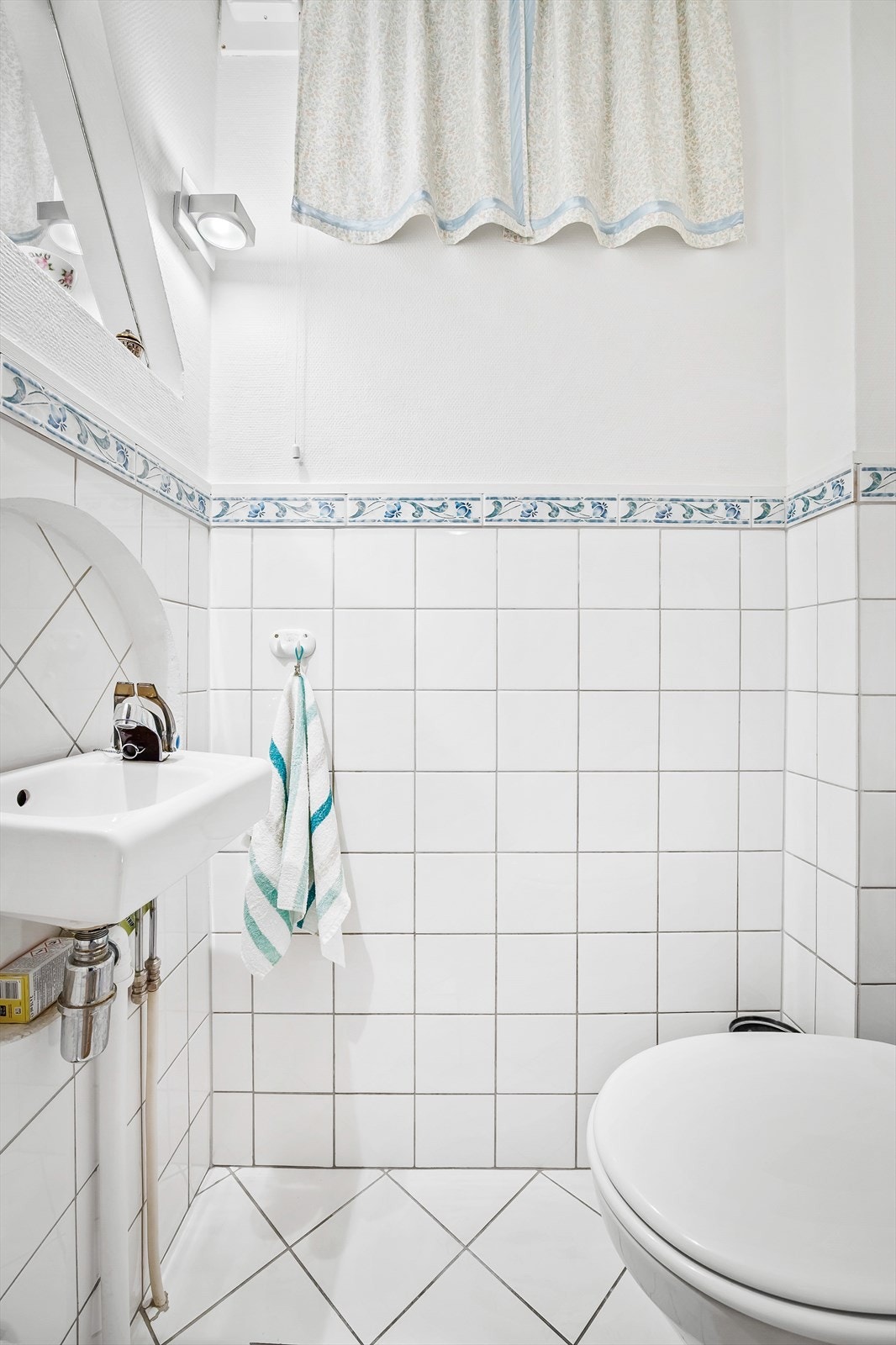 Wc-rom med servant og toalett Galleribilde