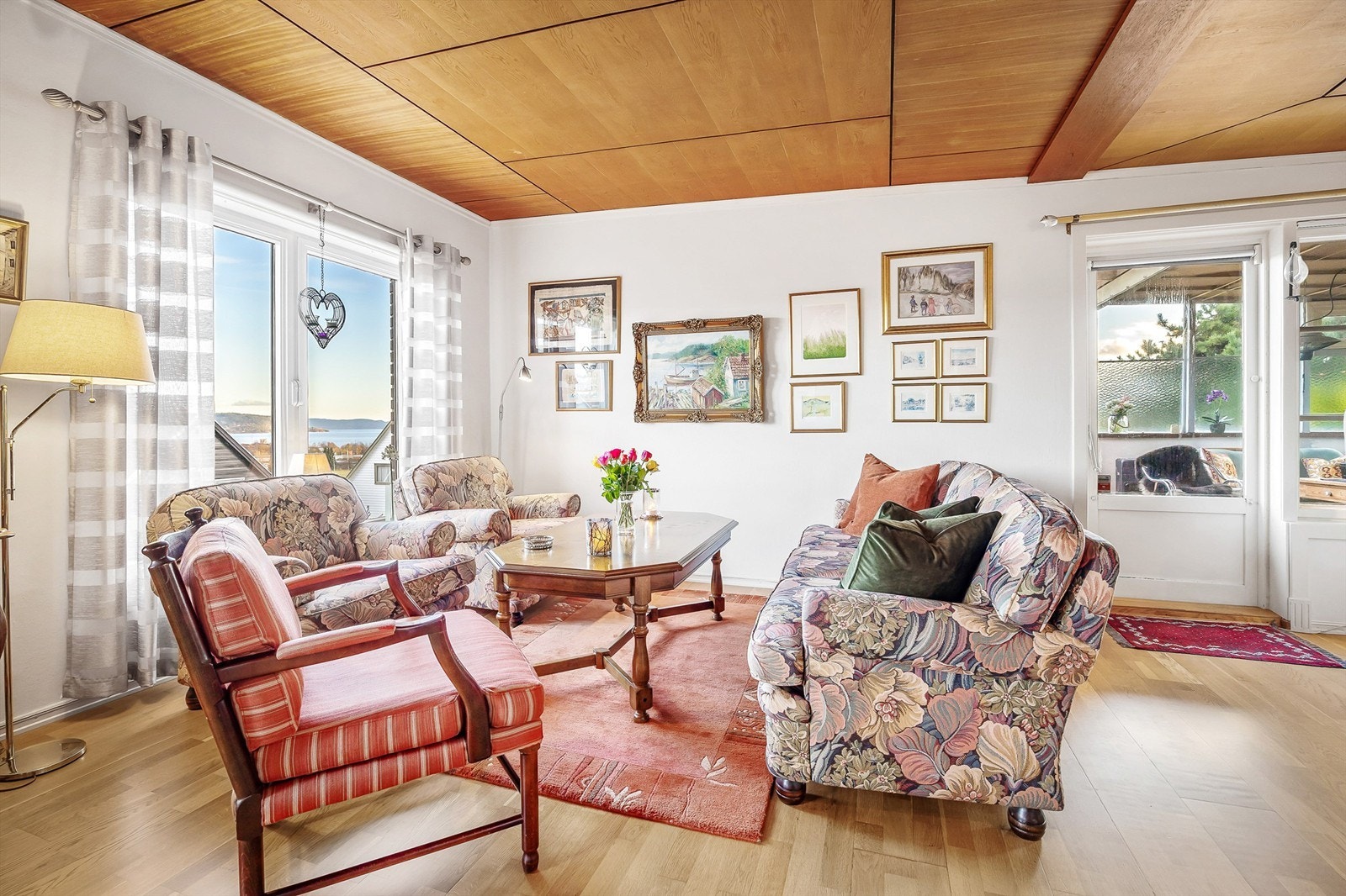 Flere store vindusflater langs to yttervegger som gir godt med naturlig lys og flott utsikt Galleribilde