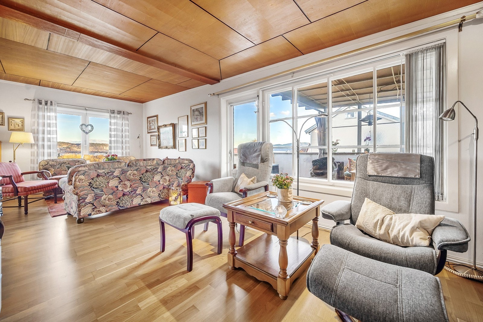 Romslig vinkelstue med to sittegrupper, sofaområde og spiseplass Galleribilde