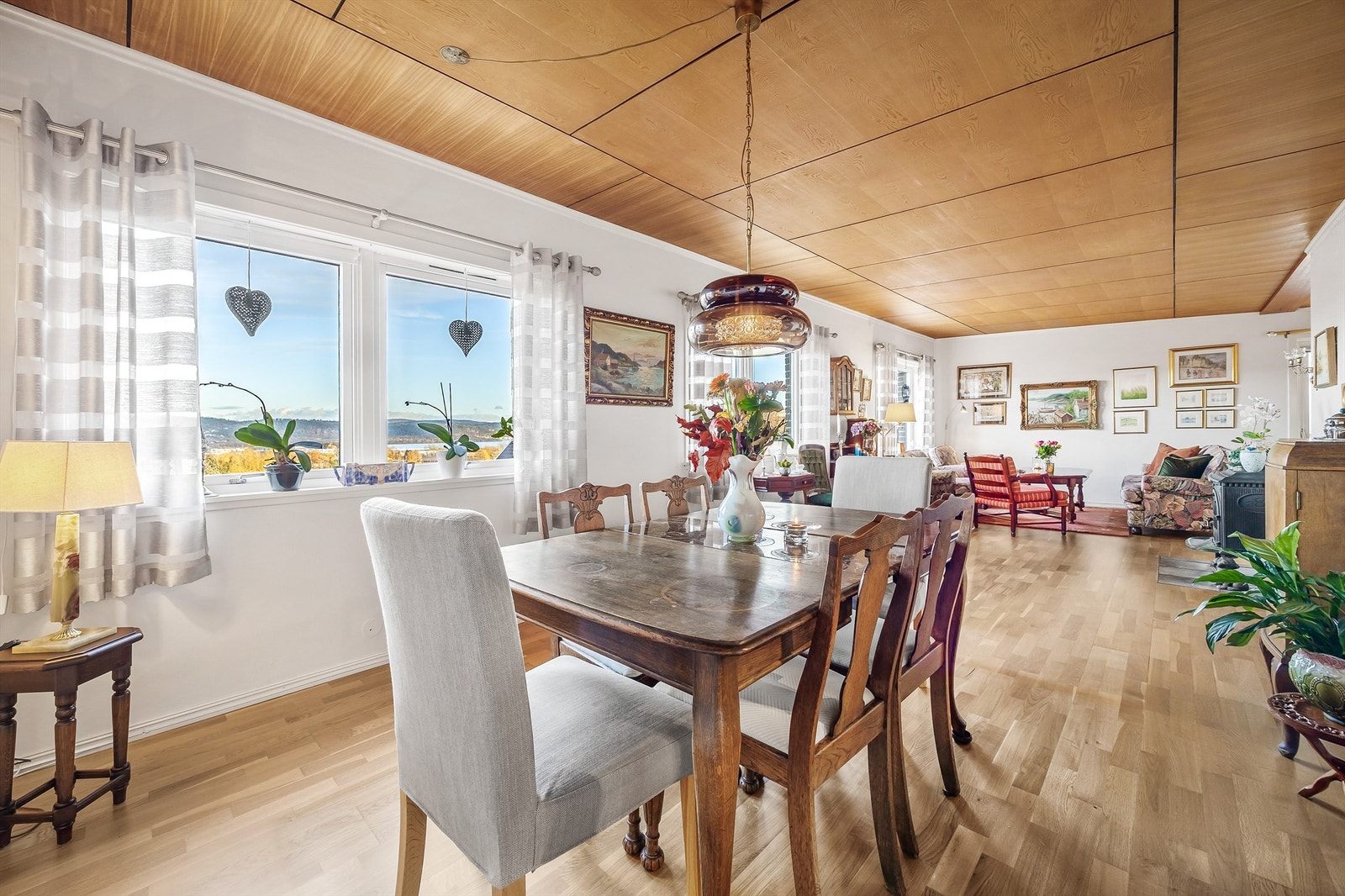 3-stavs parkett på gulv, malte vegger og plater i himling. Foto: Stine Prøitz Jørgensen Galleribilde