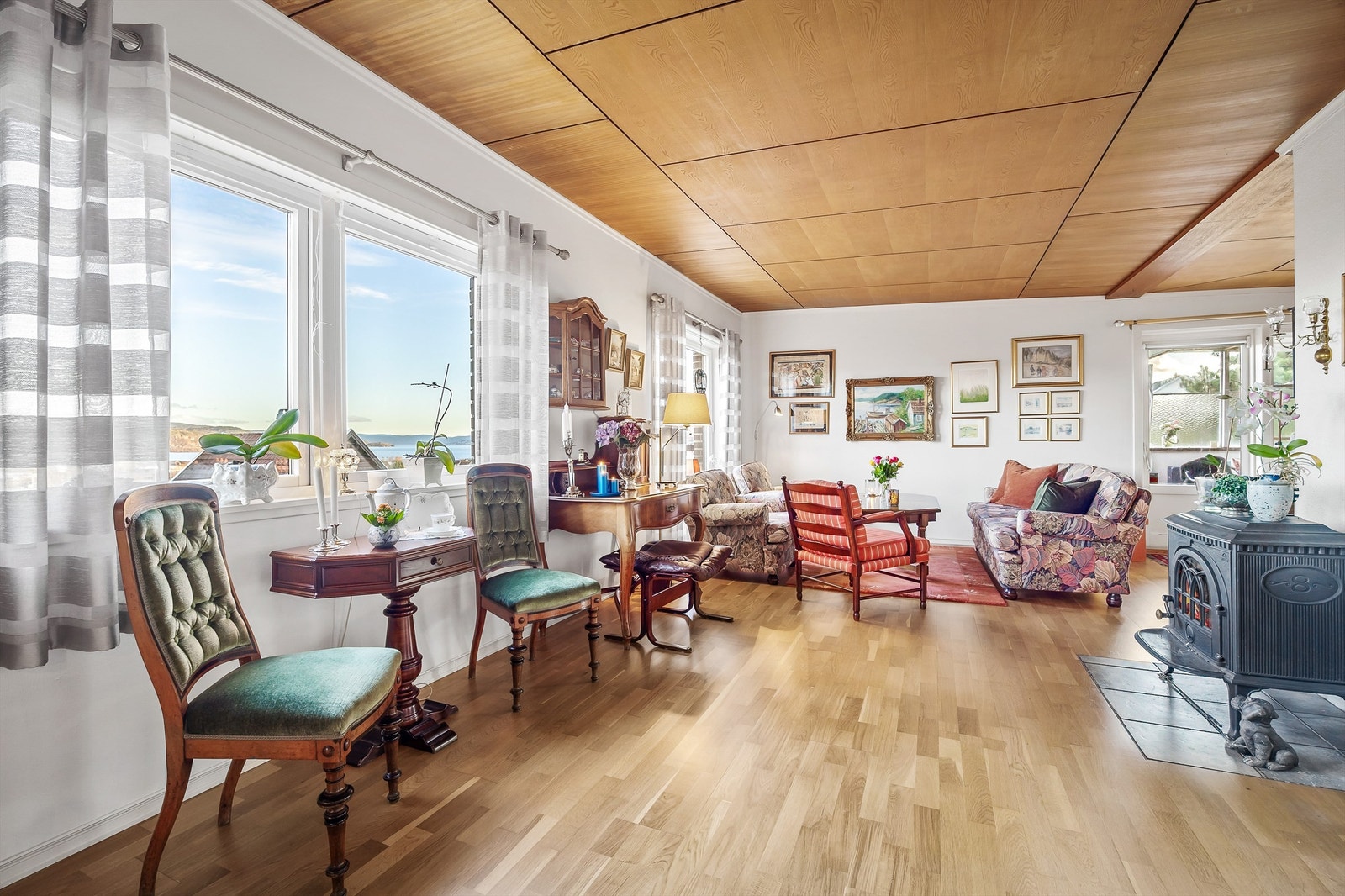 Frittstående Jøtul vedovn med flislagt gulv Galleribilde