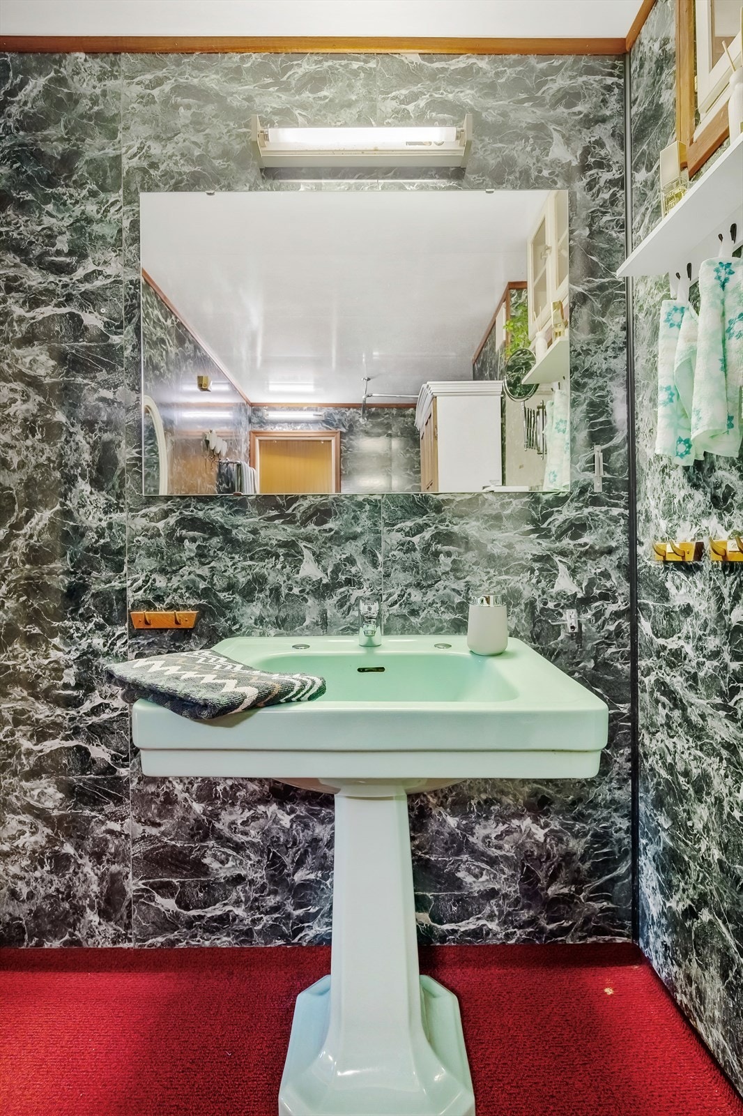 Bad med gulvstående søyleservant og frittstående badekar Galleribilde