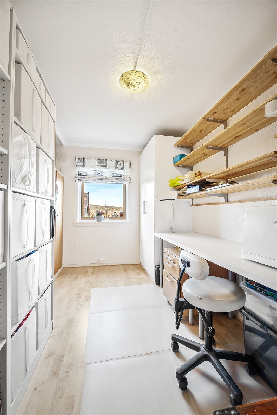 Soverom 2 med garderobeskap Galleribilde