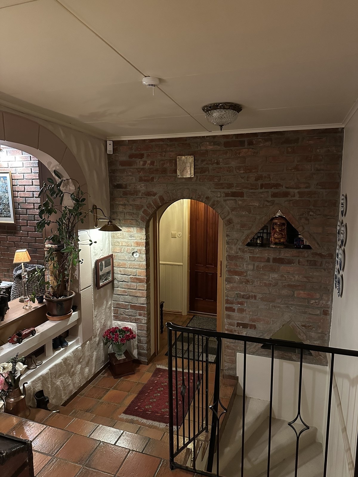 Mursteinsvegg i gang med stein fra gamle Drammen Glassverk Galleribilde