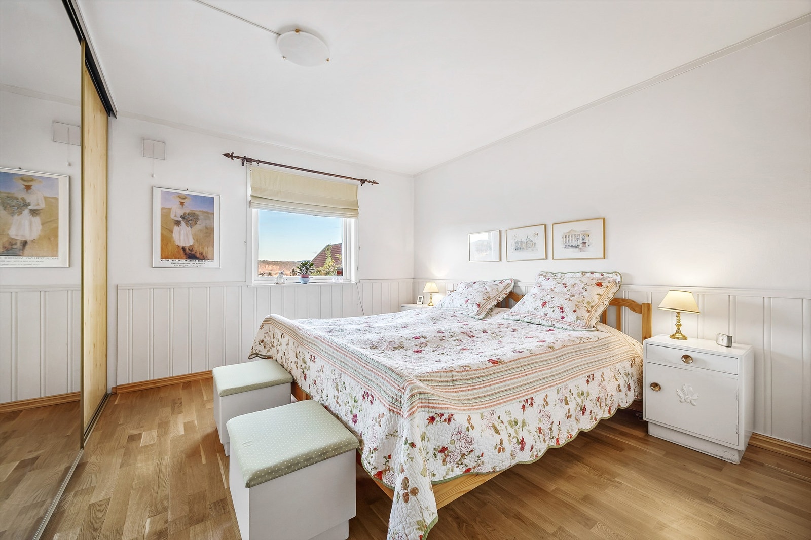 Soverom 1 med 3-stavs parkett på gulv, malt brystningspanel samt malt tapet på vegger og malt himling Galleribilde