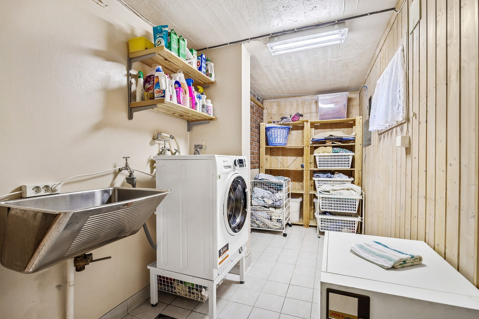 Vaskerom med vaskekum og varmekabler i gulv Galleribilde