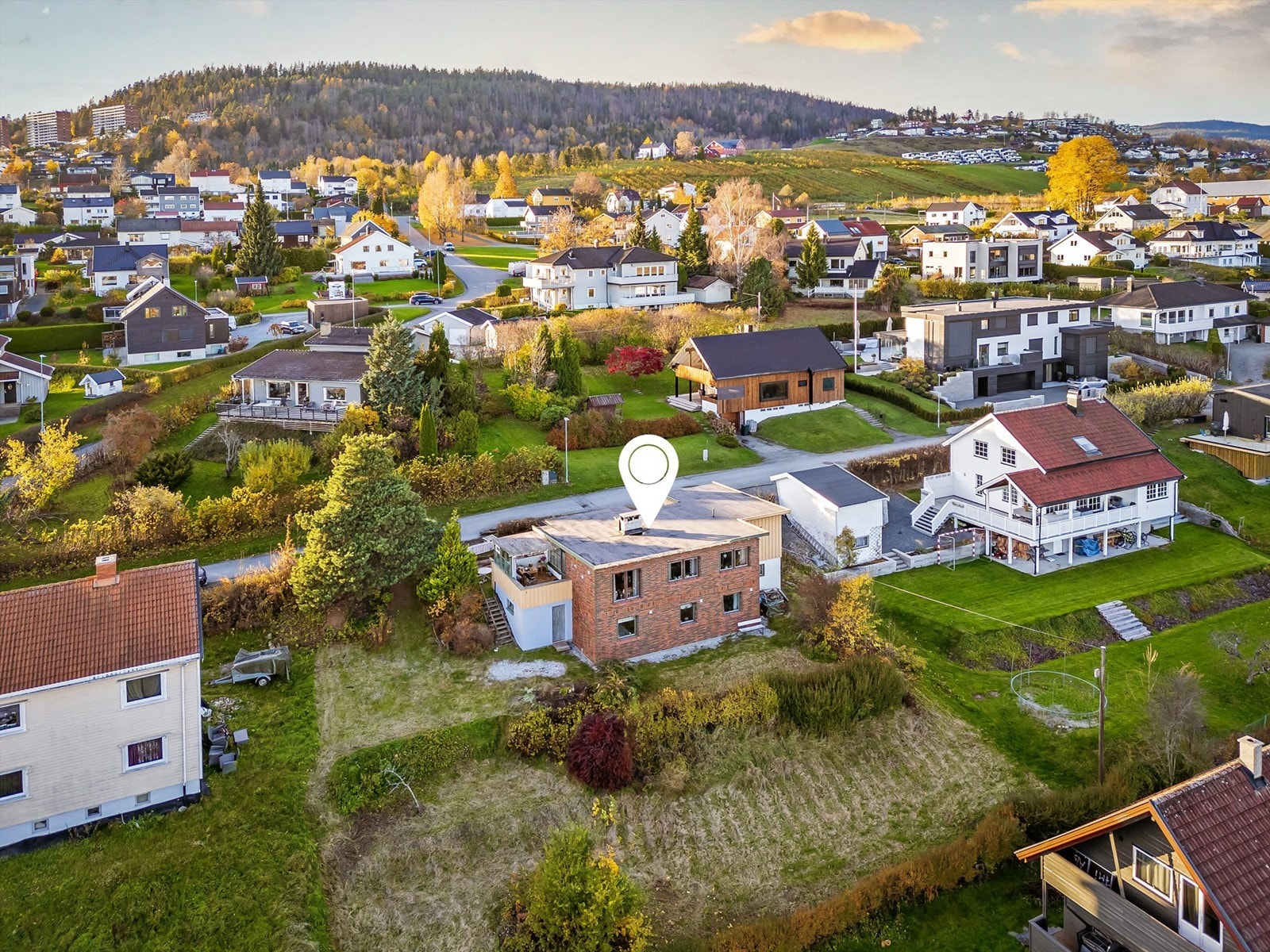 Parkering i integrert garasje og på gruset gårdsplass Galleribilde
