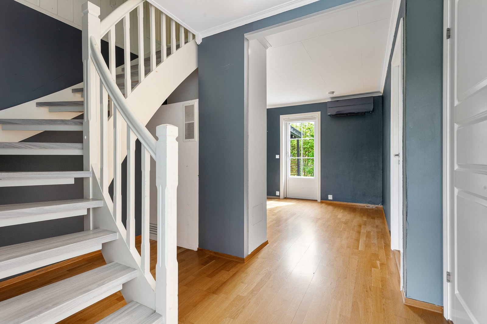 Gang med trappegang til 2. etasje Galleribilde