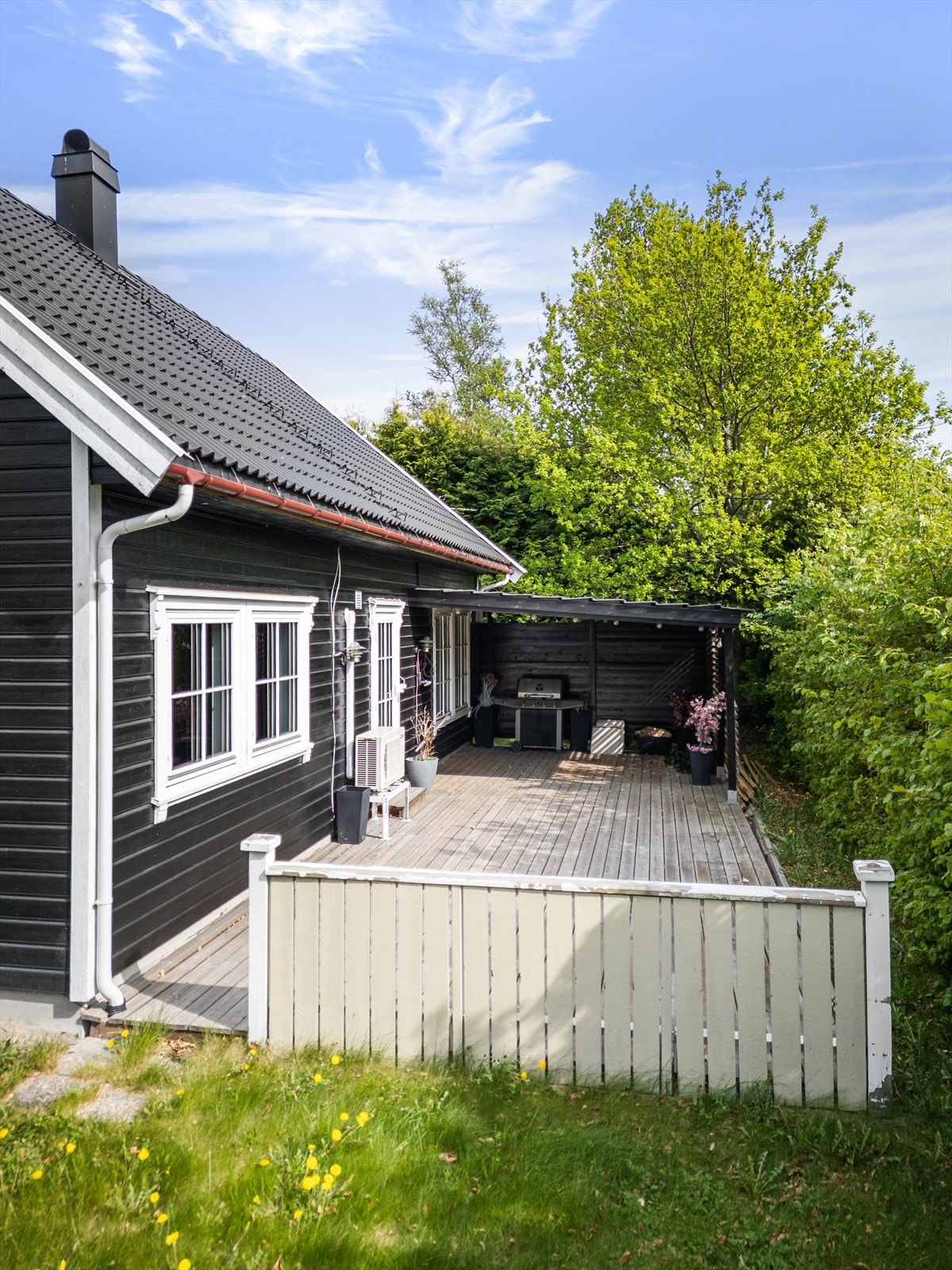 Sydøstvendt markterrasse på ca. 43 kvm og lettstelt hage Galleribilde