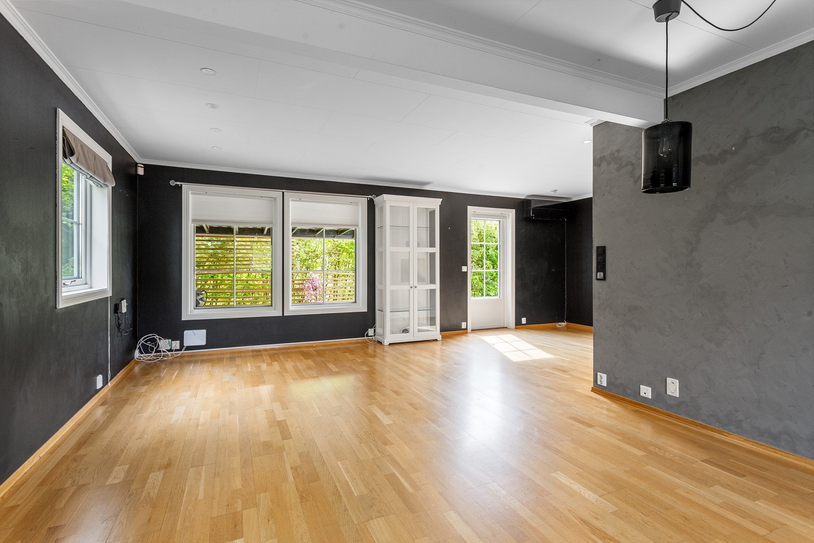 Godt med vindusflater og rommet er gjennomgående som gir mye naturlig lysinnslipp Galleribilde