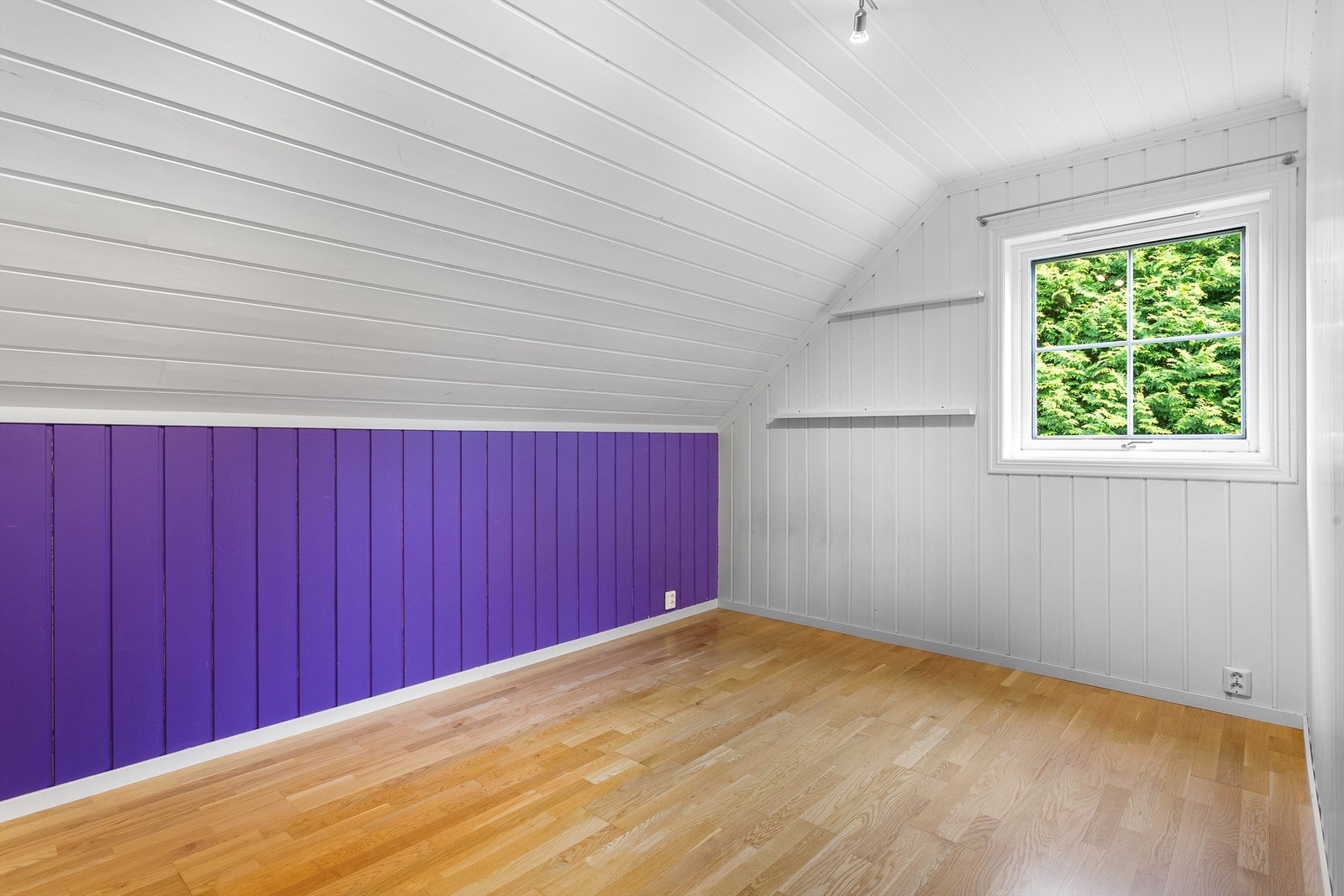 Soverom 1 med parkett på gulv, malt panel på vegger og malt panel i himling Galleribilde