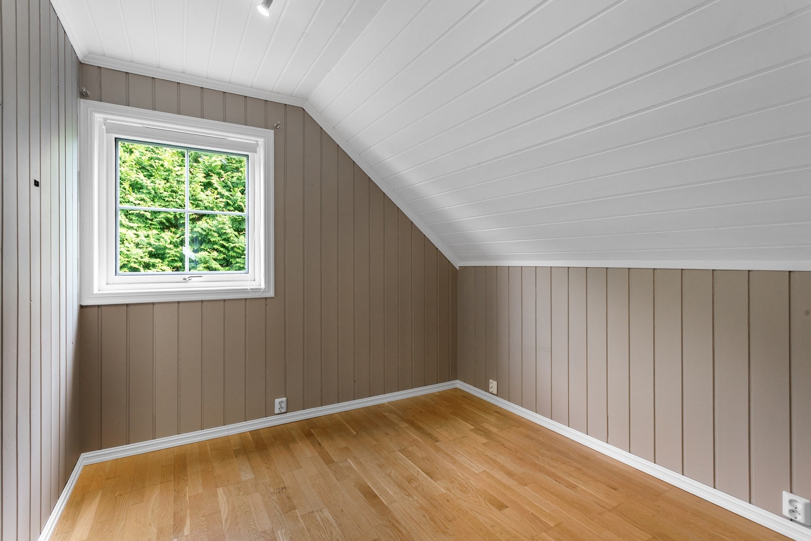 Soverom 2 med parkett på gulv, malt panel på vegger og malt panel i himling Galleribilde