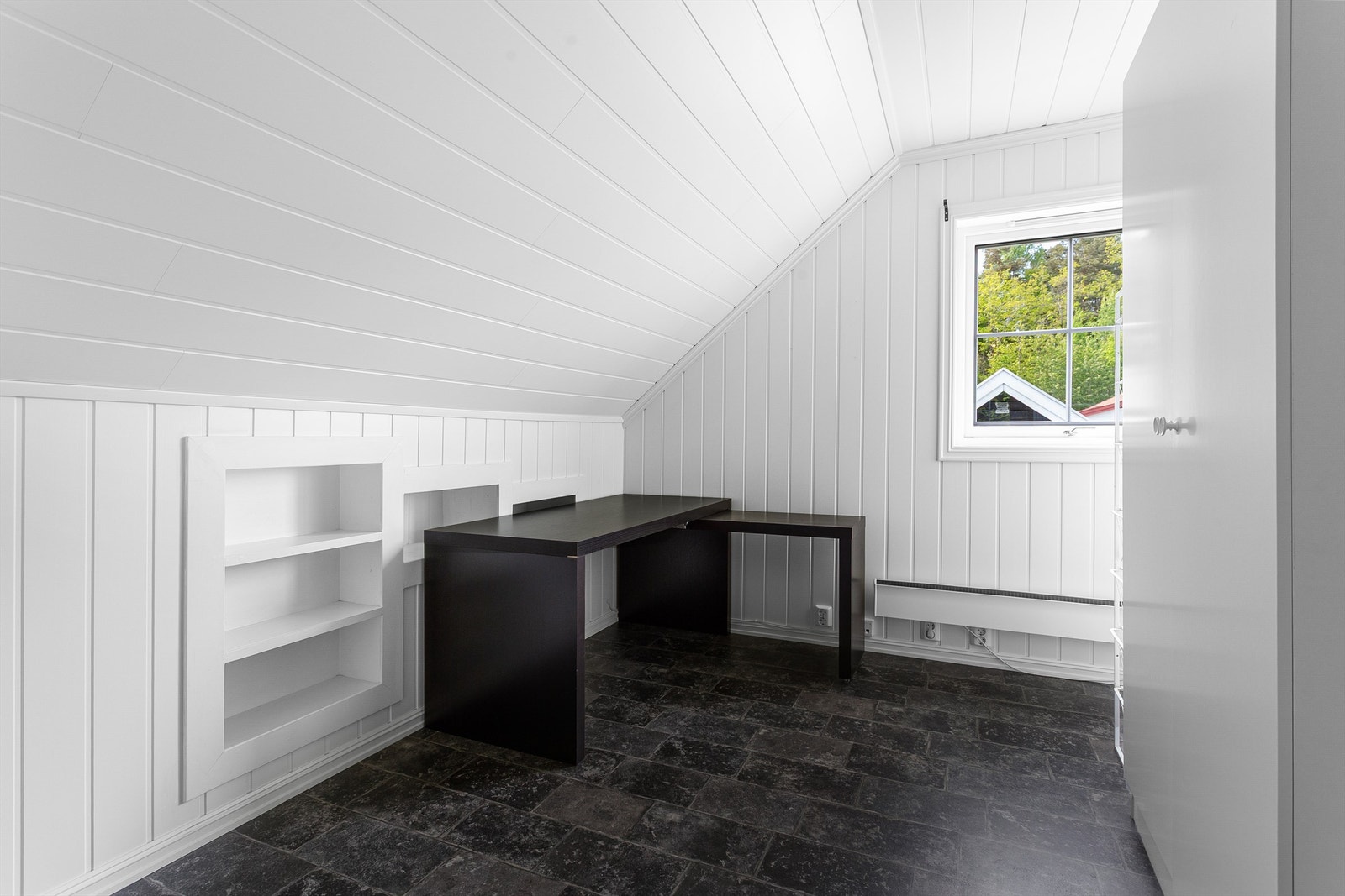 Soverom 3 med belegg på gulv, malt panel på vegger og malt panel i himling Galleribilde