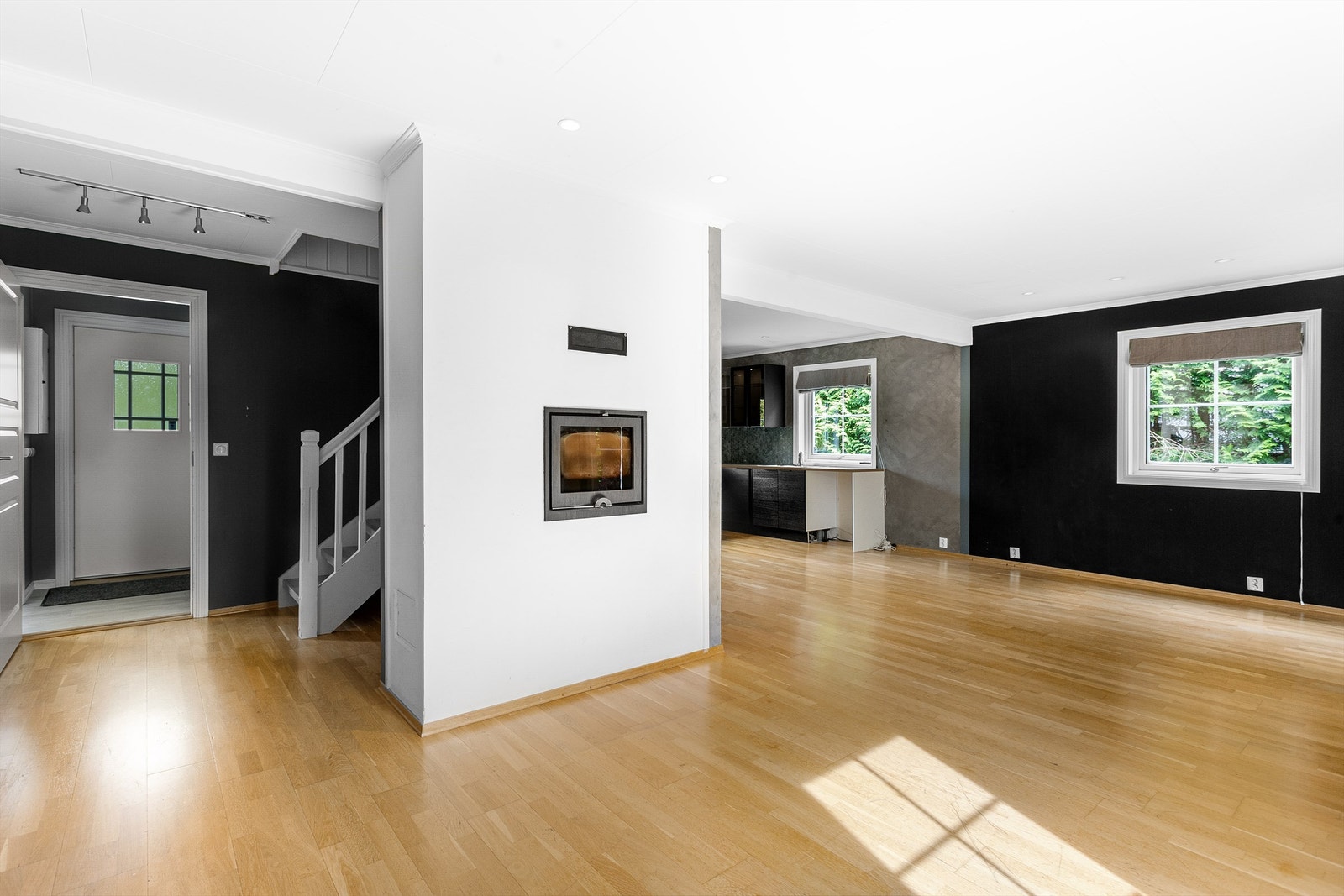 Innmurt peisinnsats i vegg og luft-til-luft varmepumpe fra 2022 Galleribilde