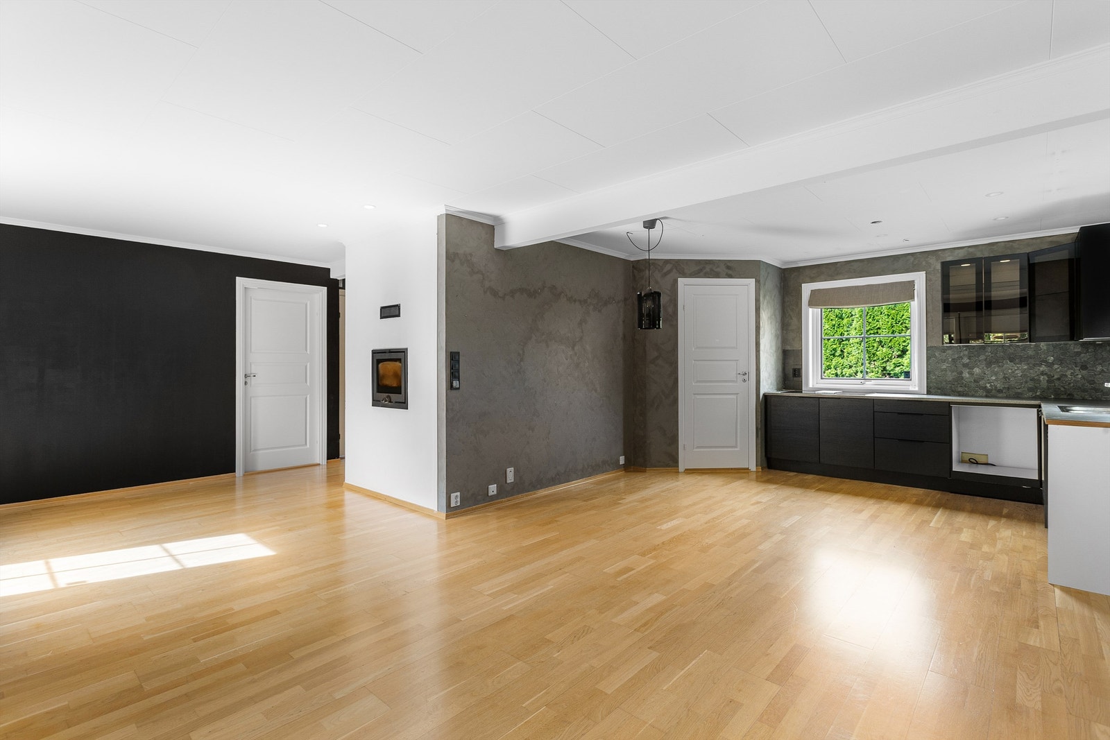 Åpen kjøkken- og stueløsning med god plass til møblement Galleribilde