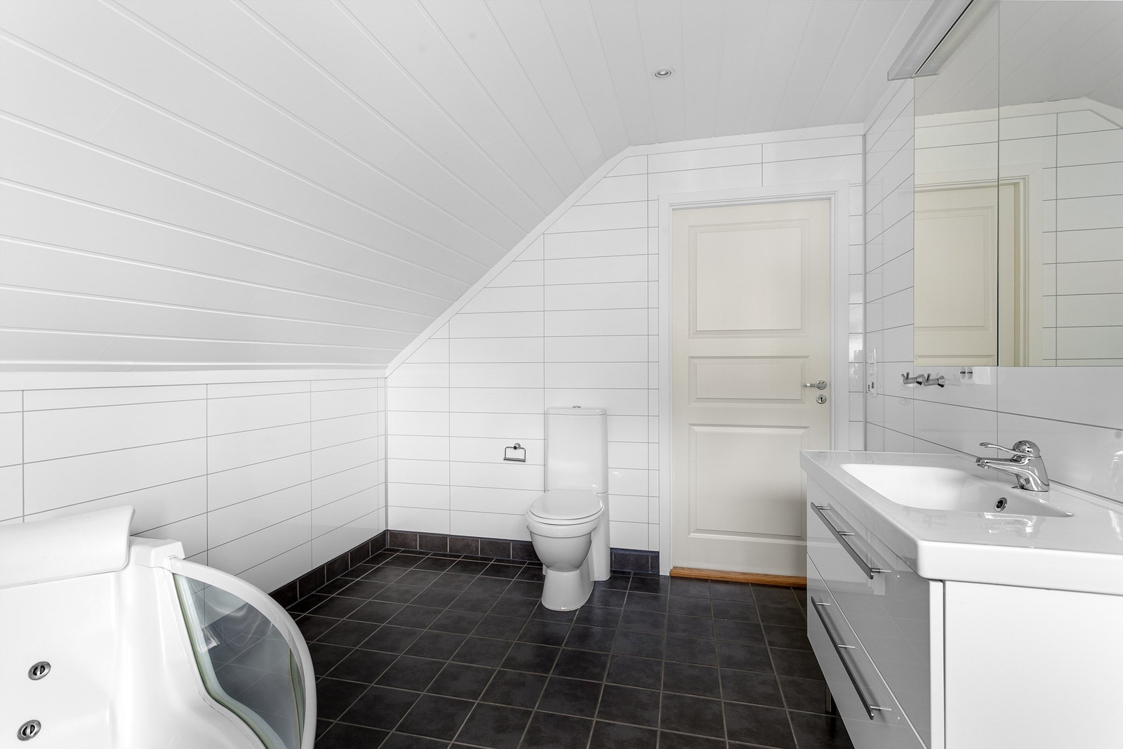 Bad med servant, speilskap og gulvstående toalett Galleribilde