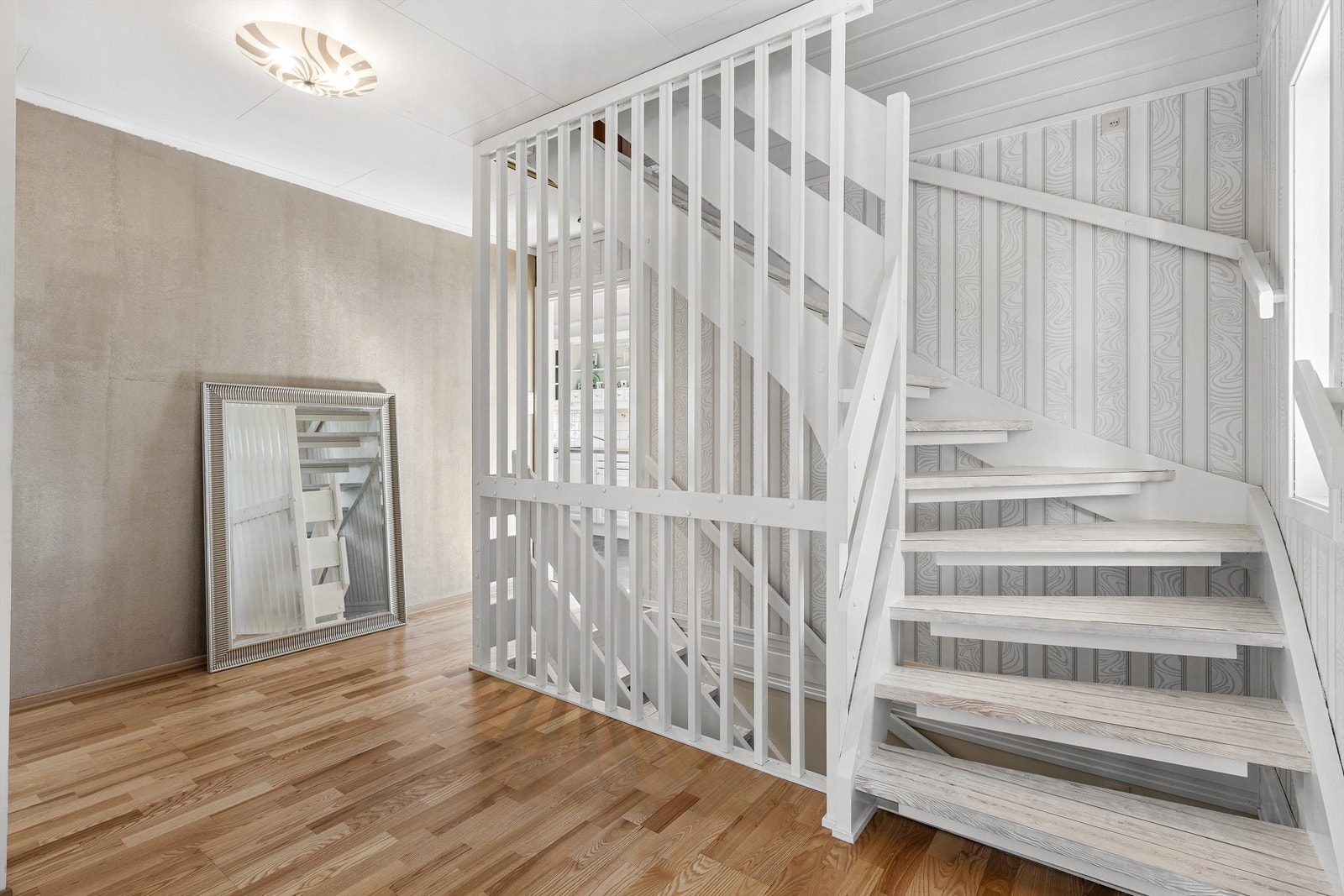 Entré med trappegang til 2. etasje og kjeller Galleribilde