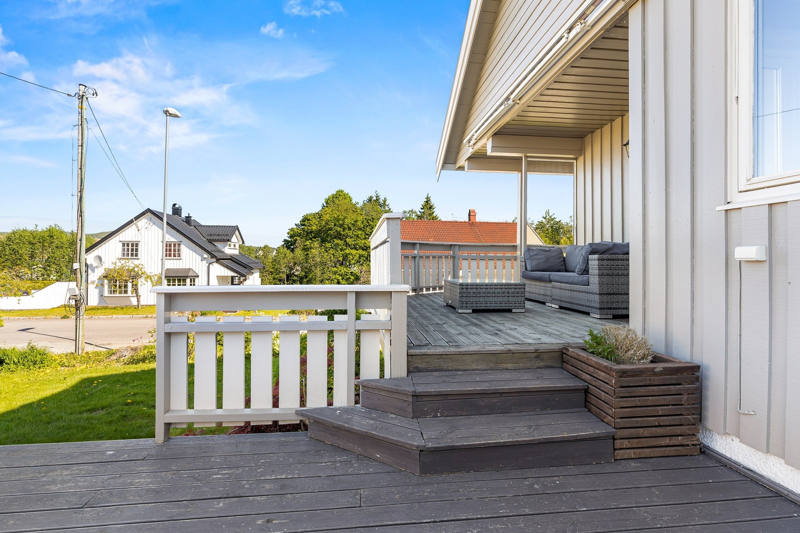 Veranda med markise, utvendig belysning og strømuttak Galleribilde