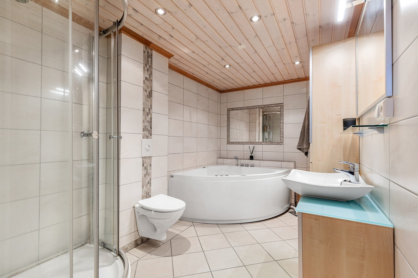 Flislagt bad i kjeller som ble betydelig oppgradert i 2019 Galleribilde