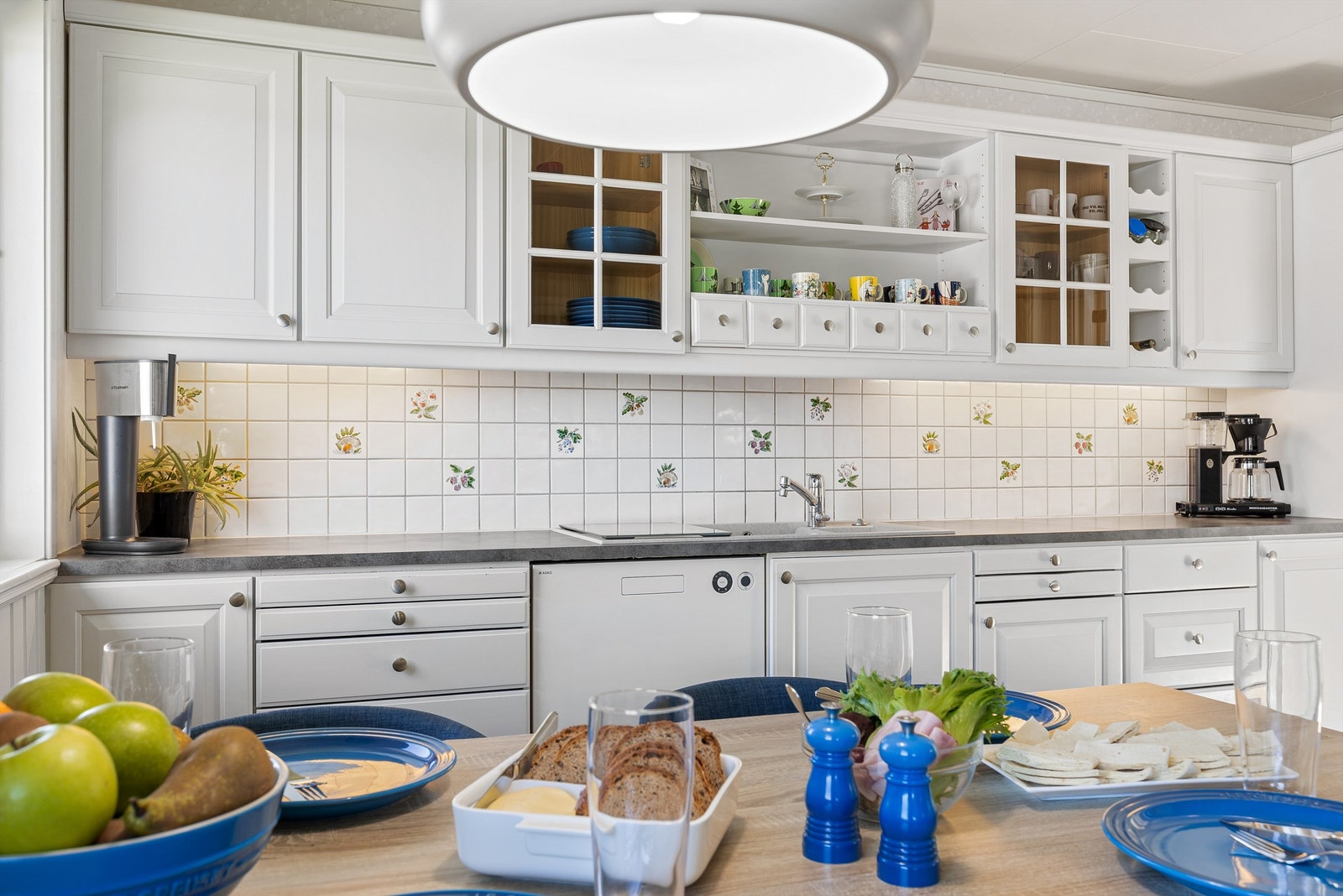 Over- og underskap samt vitrineskap og høyskap i hvit utførelse Galleribilde