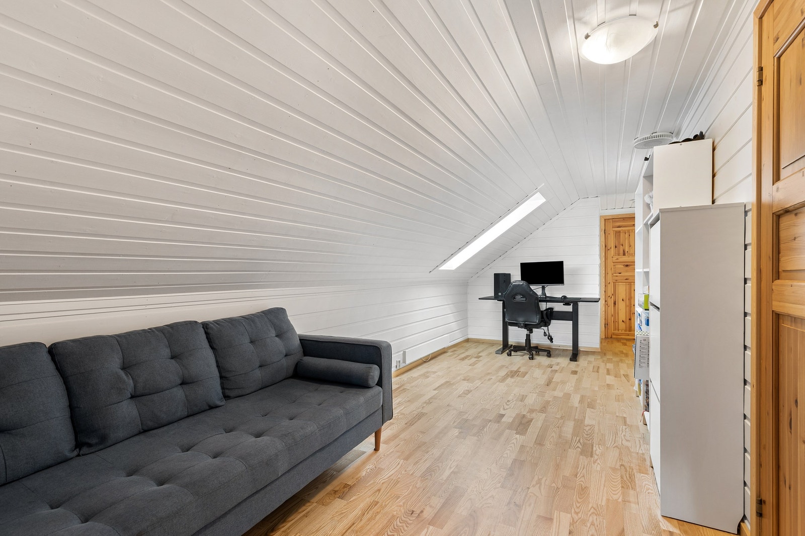 Loftstue med sofaområde og kontorplass Galleribilde